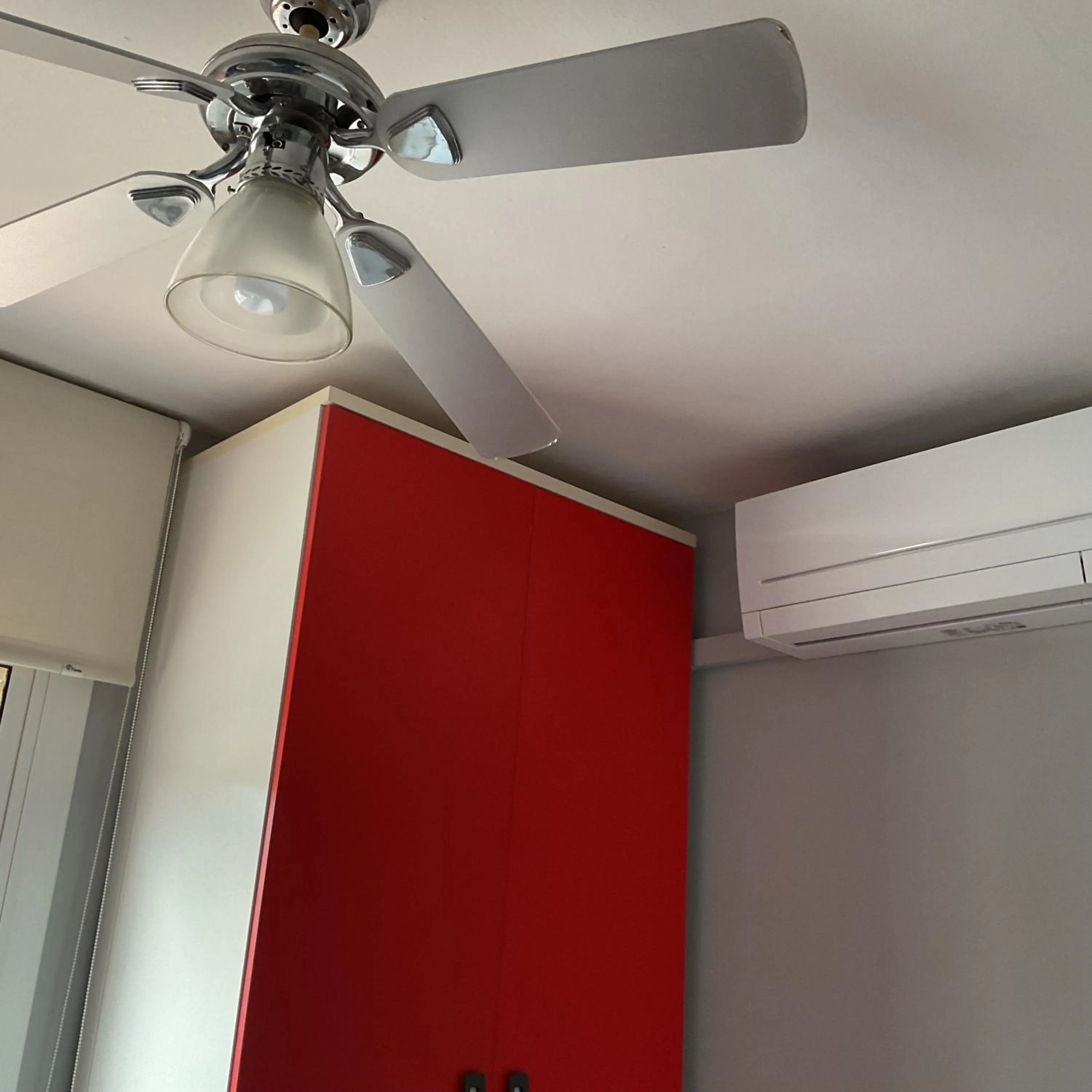 fireplace in Casa con Gran Piscina particular cerca playa