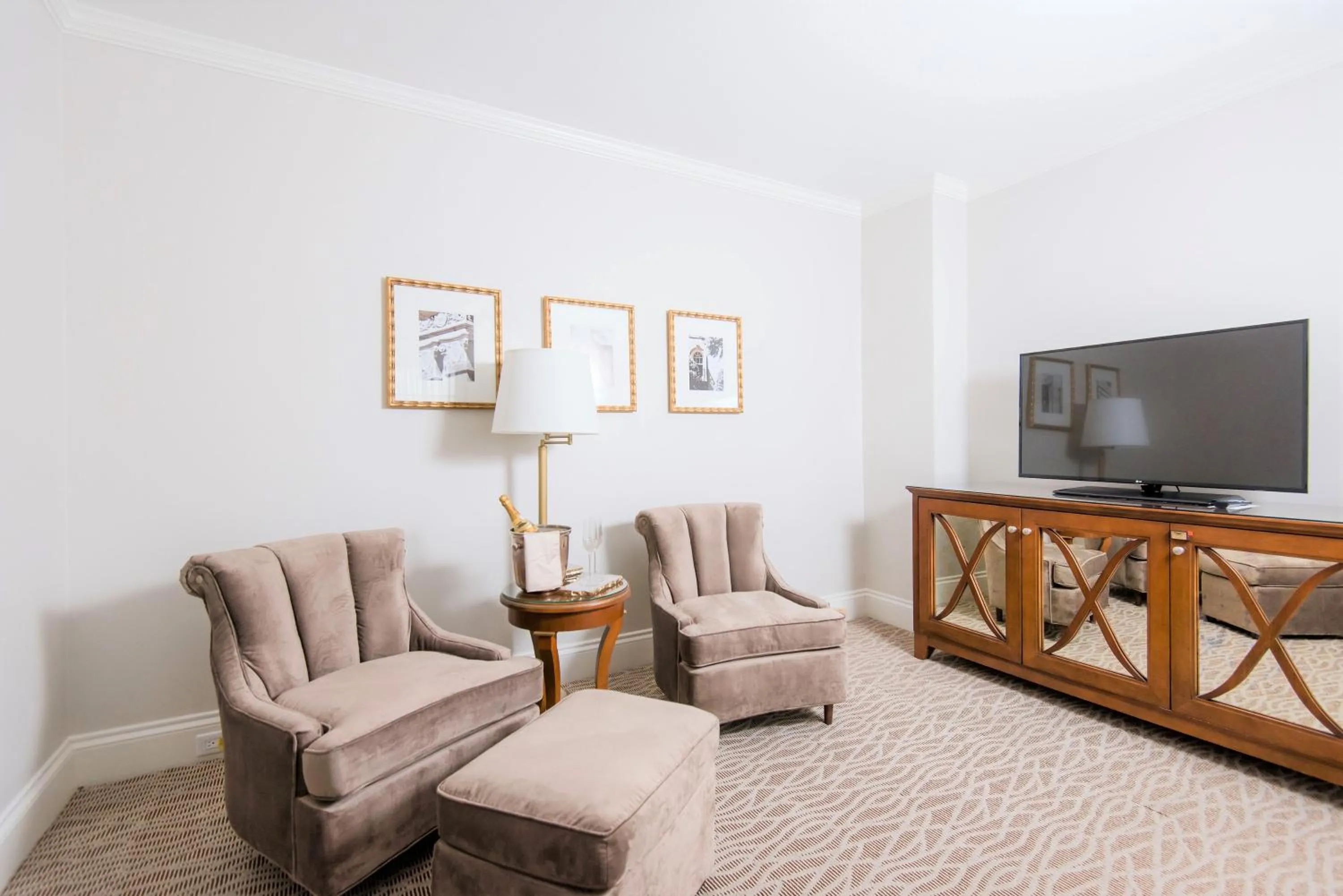 Seating area in Warwick Melrose Hotel