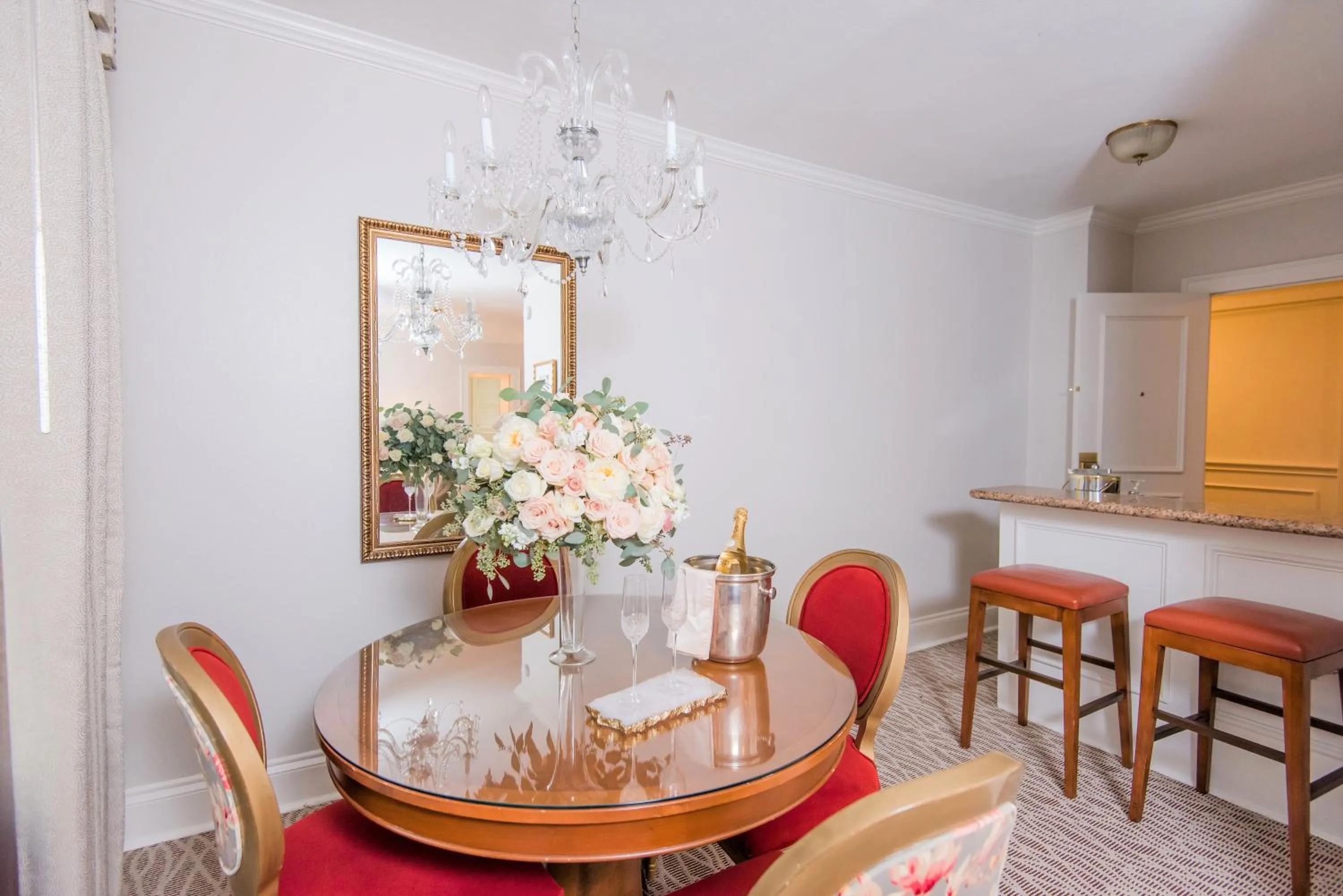 Dining area in Warwick Melrose Hotel