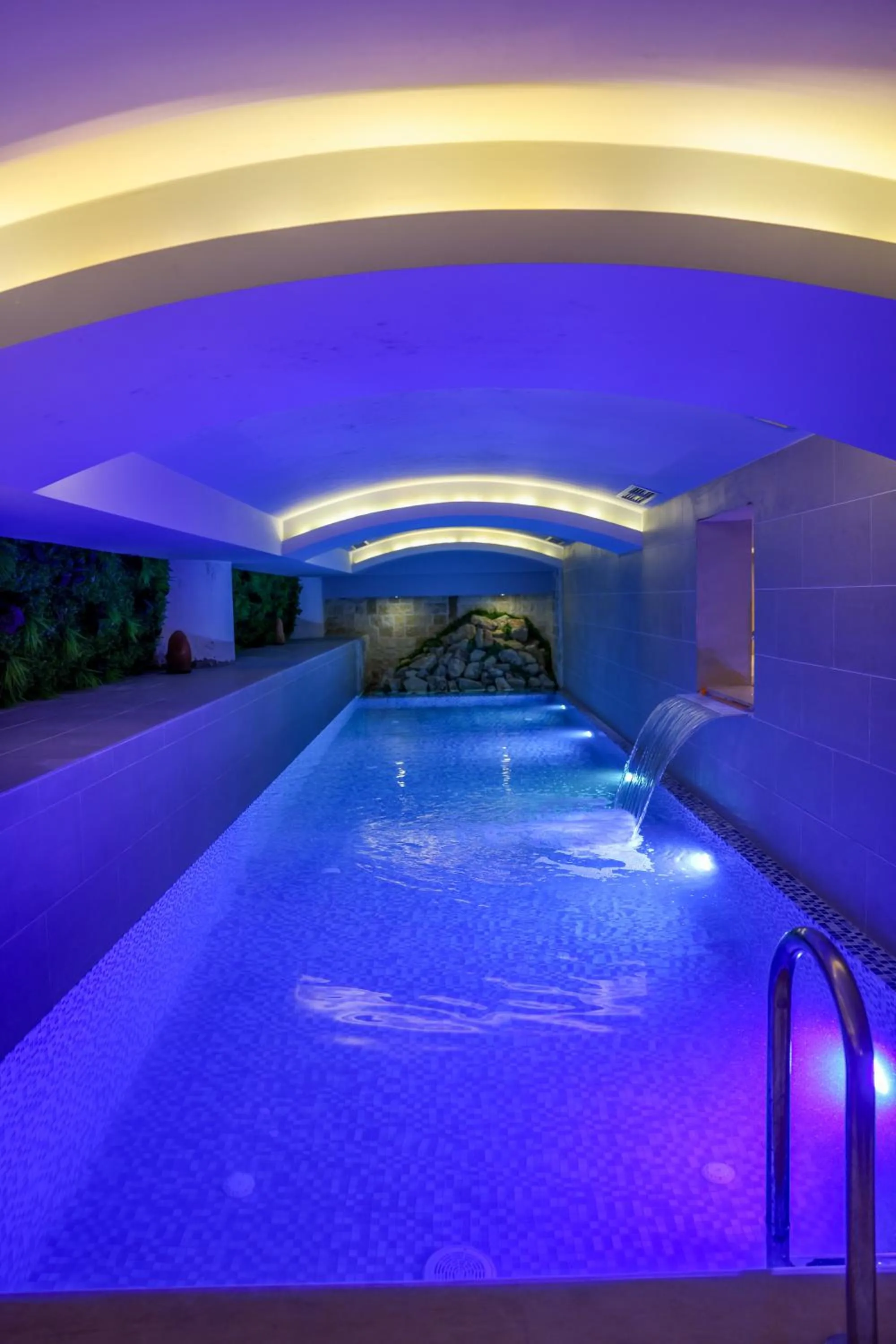 Pool view in Hotel Colombo