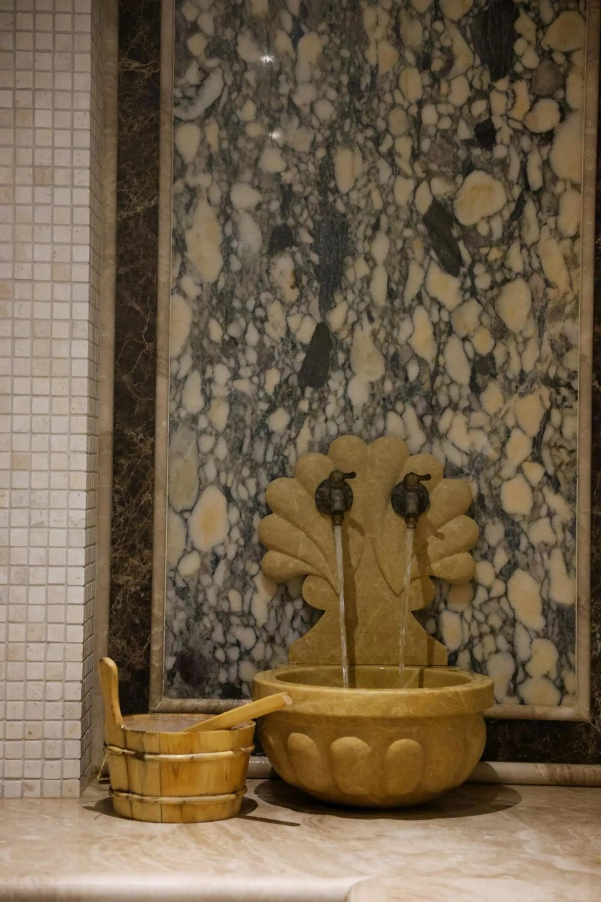 Swimming pool in Hotel Colombo