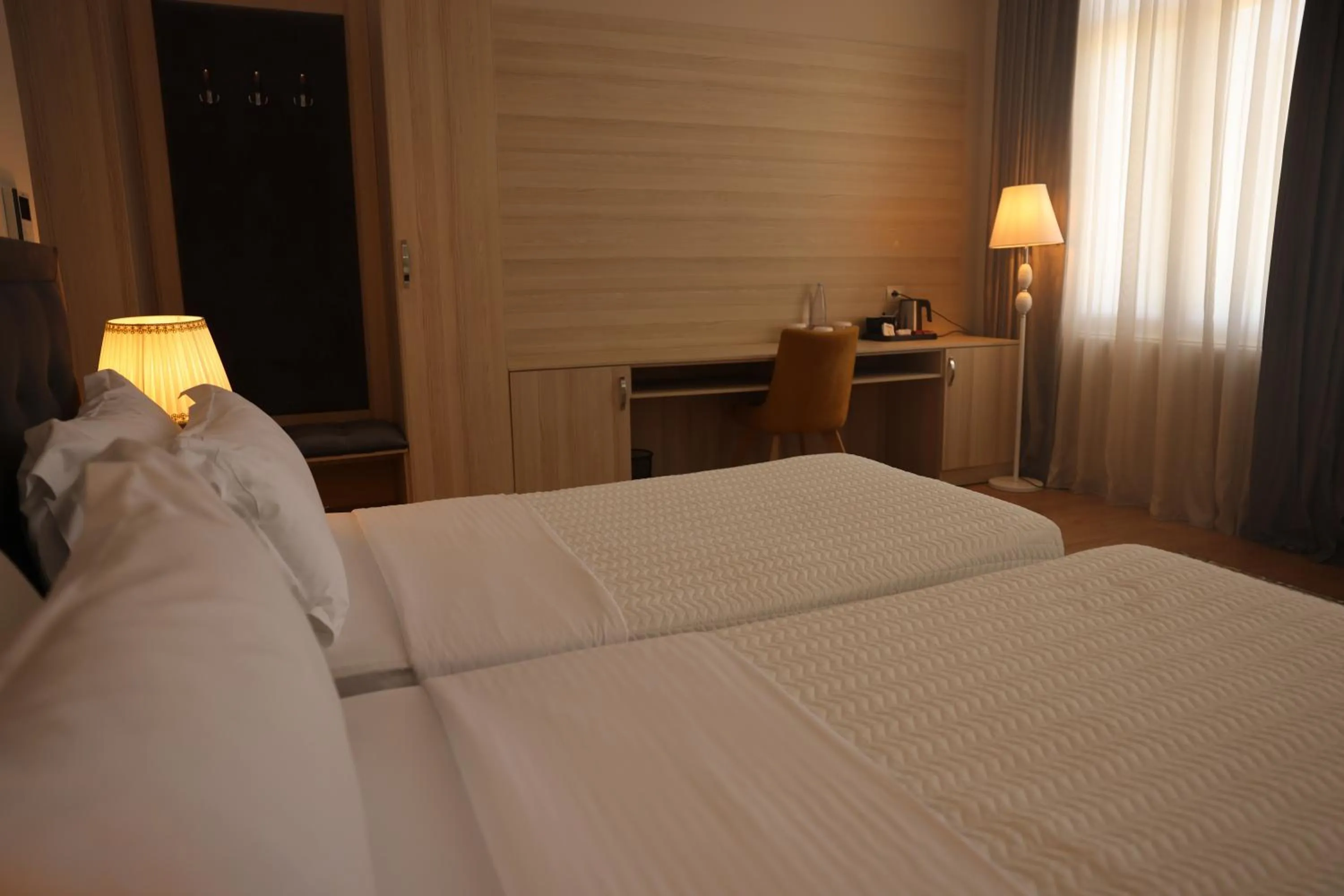 Property building, Bed in Hotel Colombo