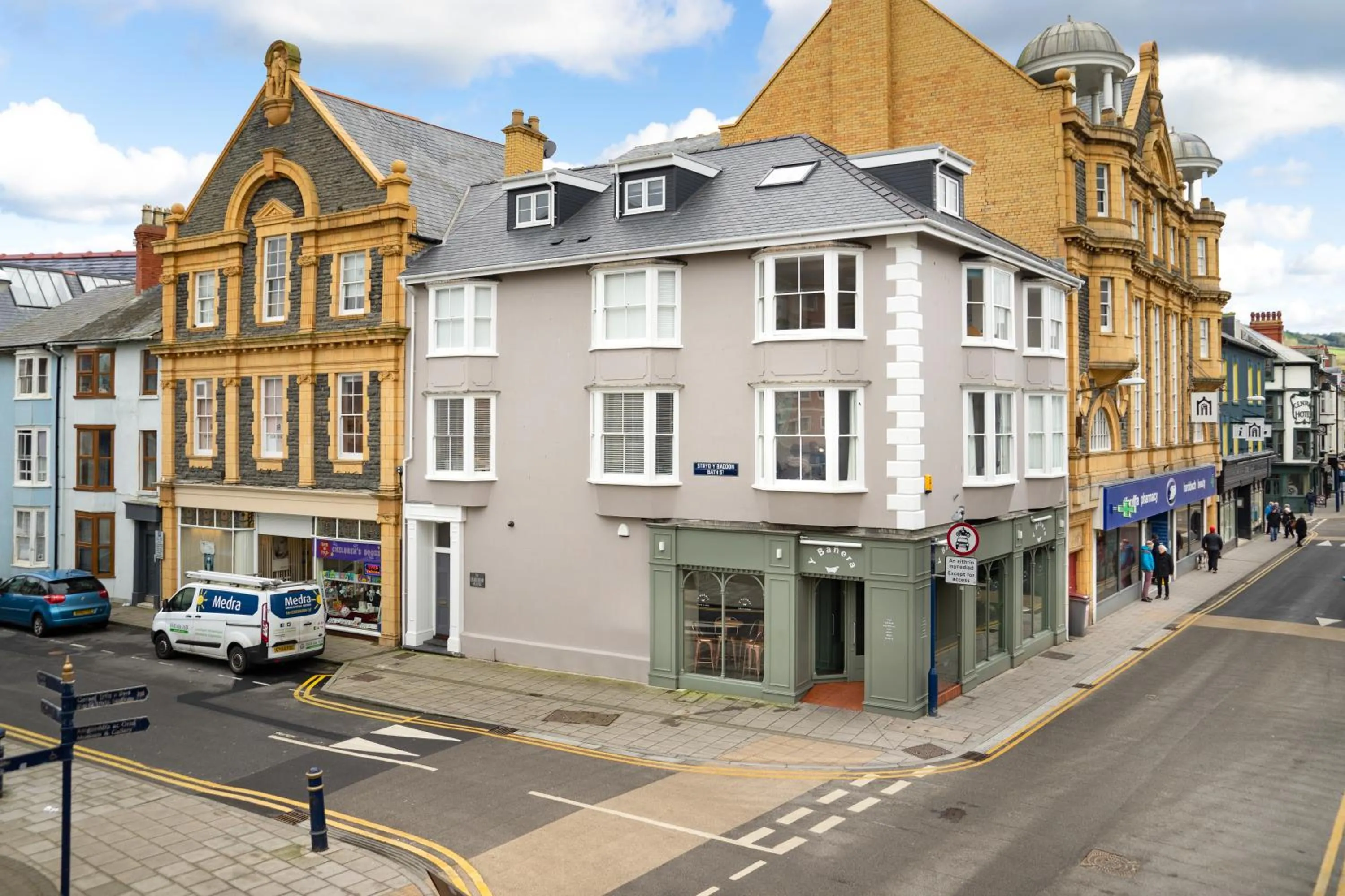 Property building in 1 Lisburne House