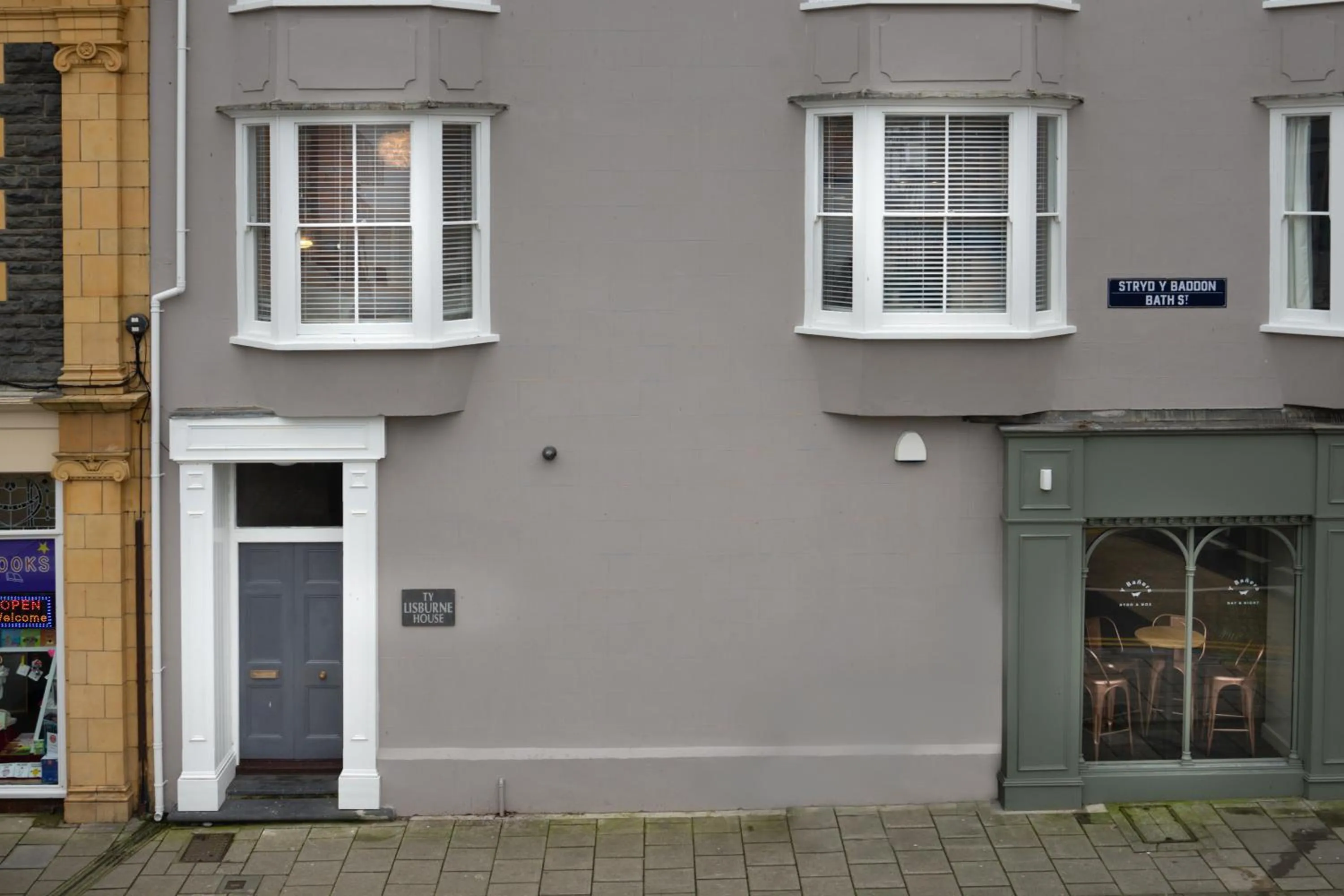 Property building in 1 Lisburne House