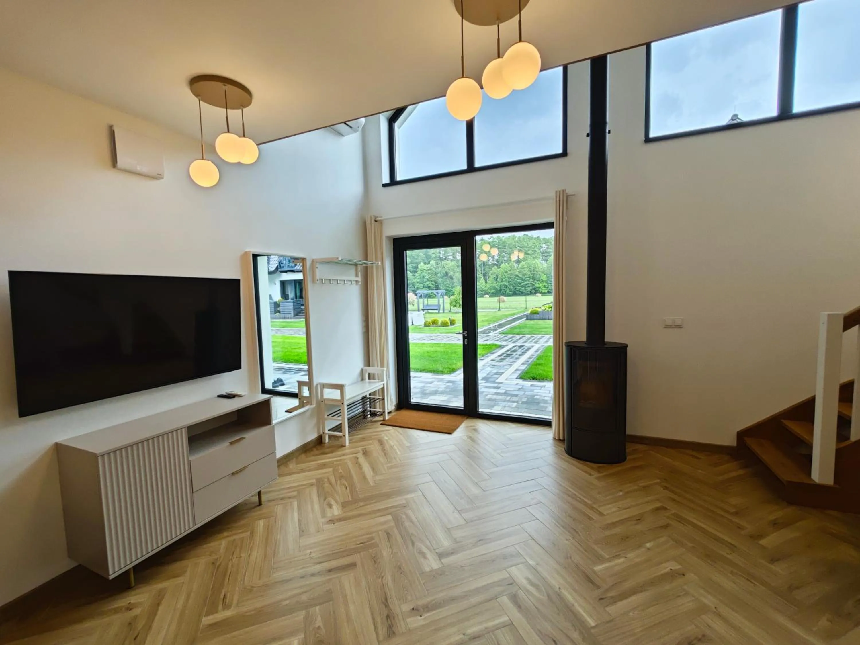 Communal lounge/ TV room in Apartamenty Zielona Lipka