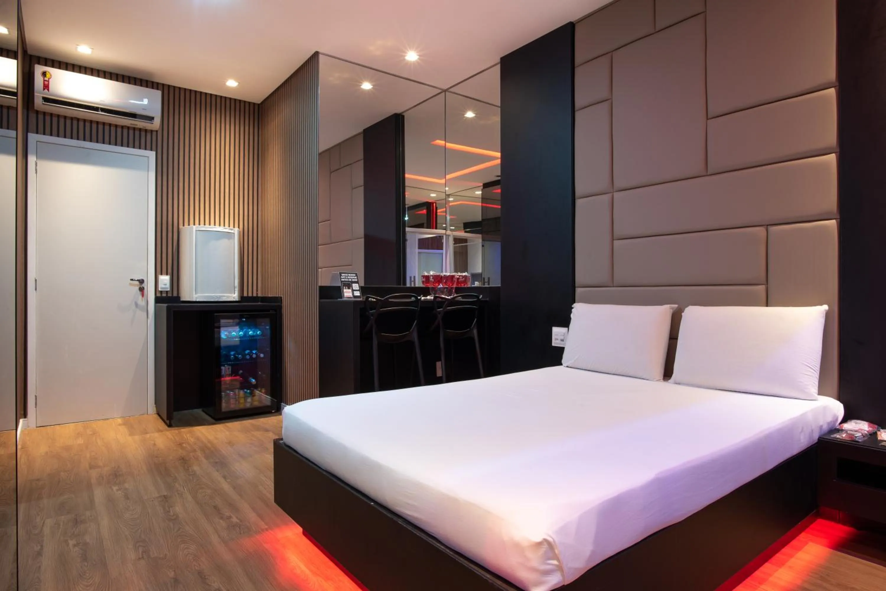 Photo of the whole room, Bed in Motel Fantasy 1