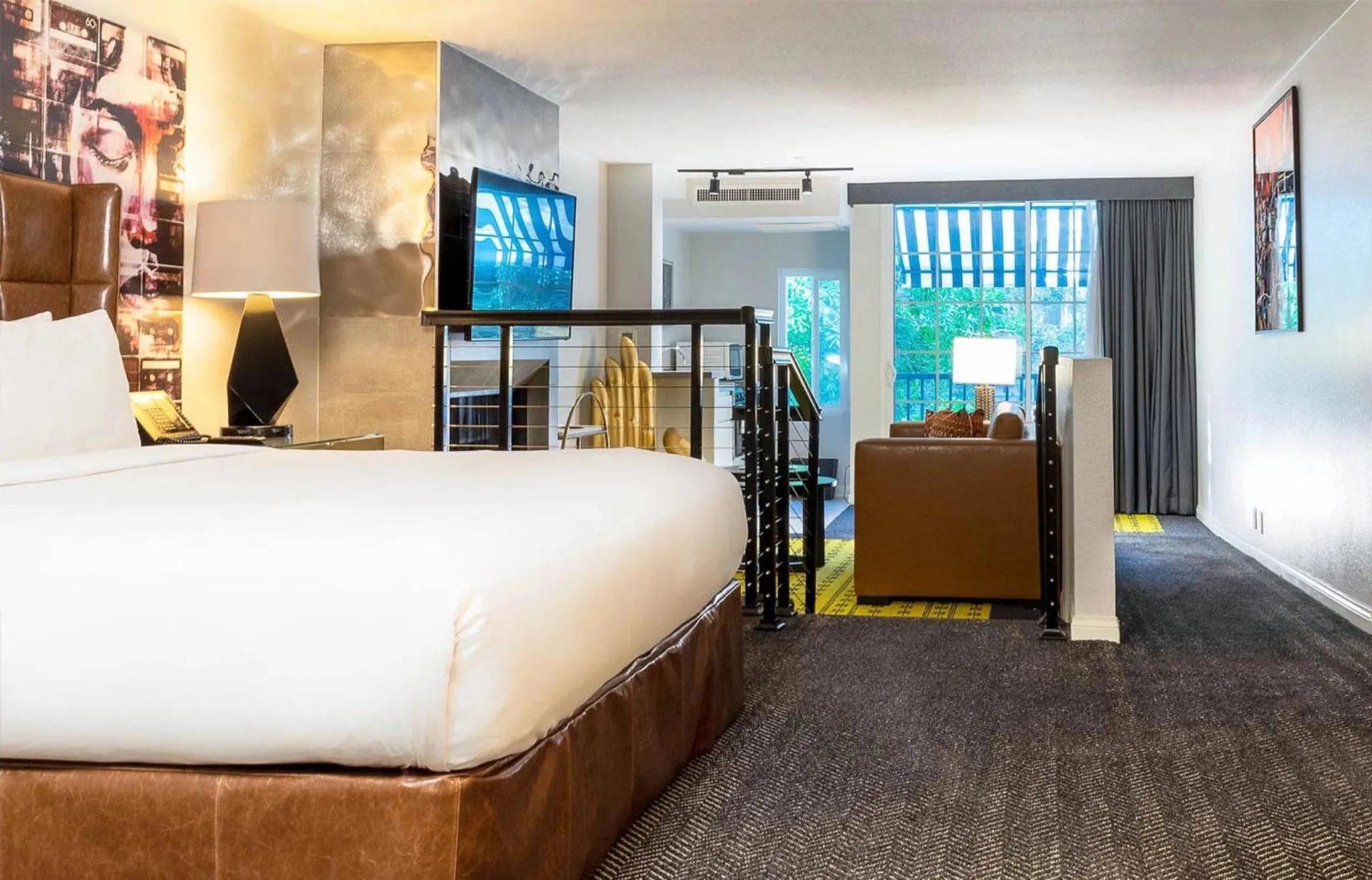 Photo of the whole room, Bed in Montrose at Beverly Hills