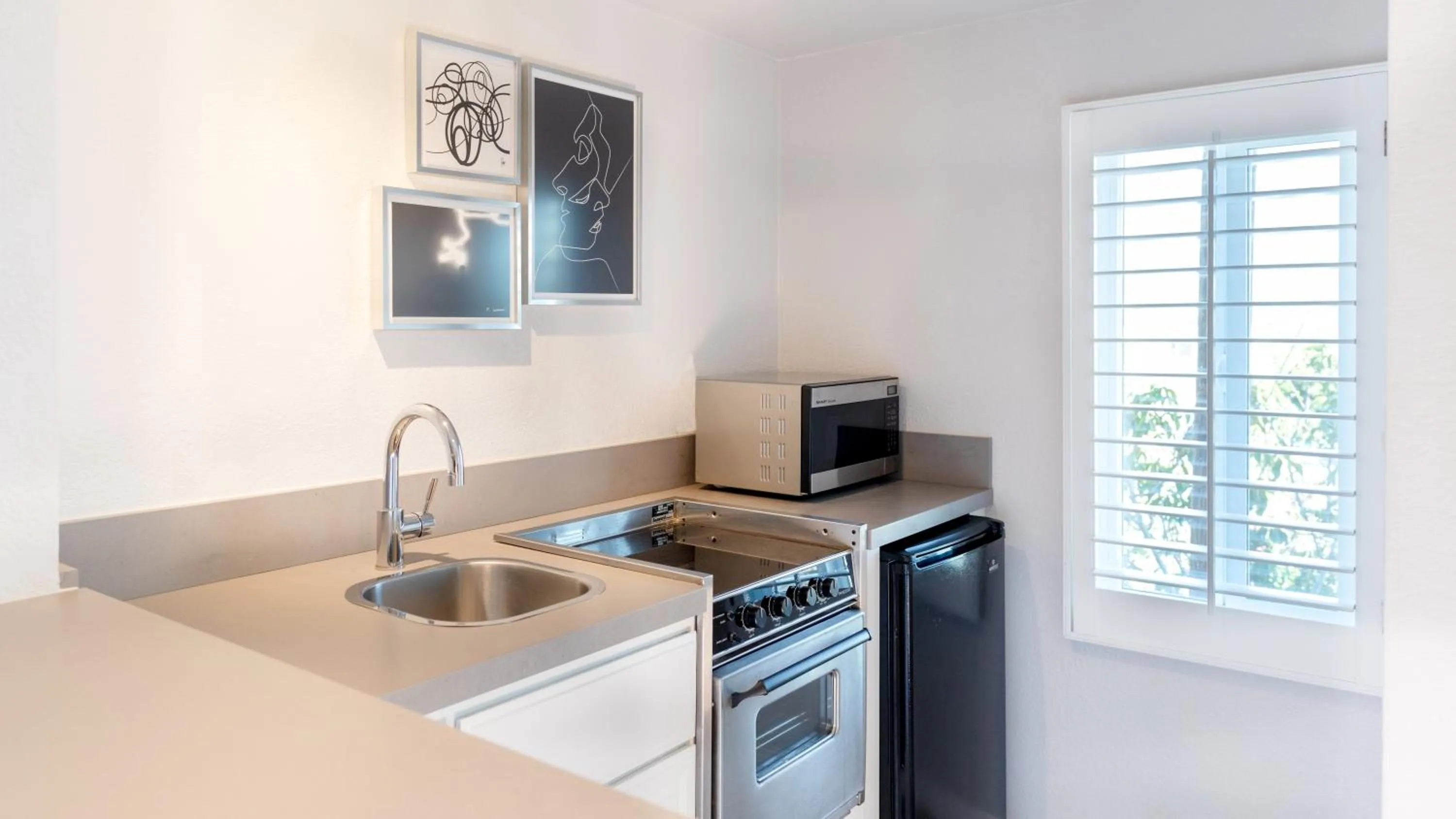 Kitchen or kitchenette in Montrose at Beverly Hills