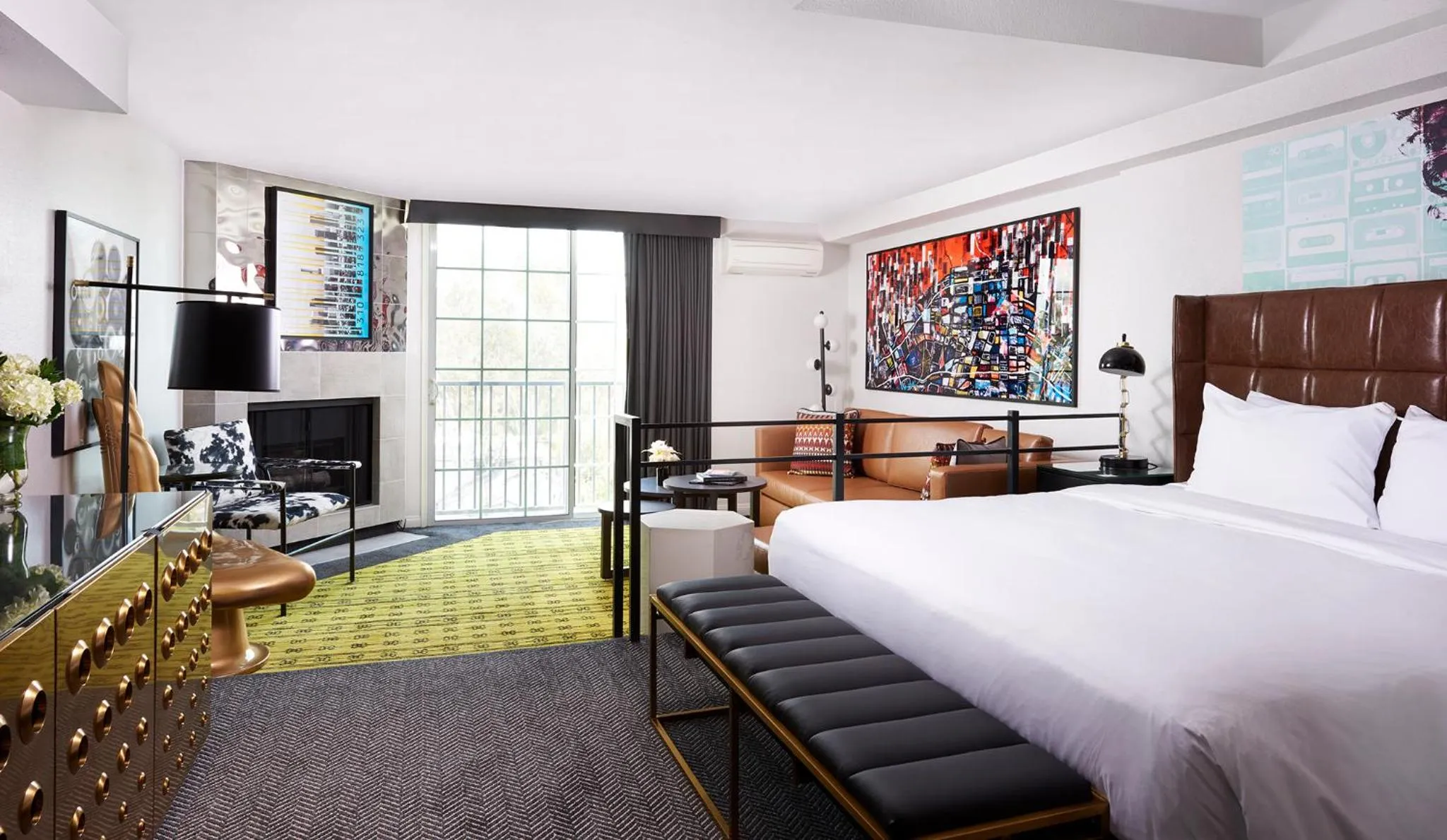 Communal lounge/ TV room, Bed in Montrose at Beverly Hills