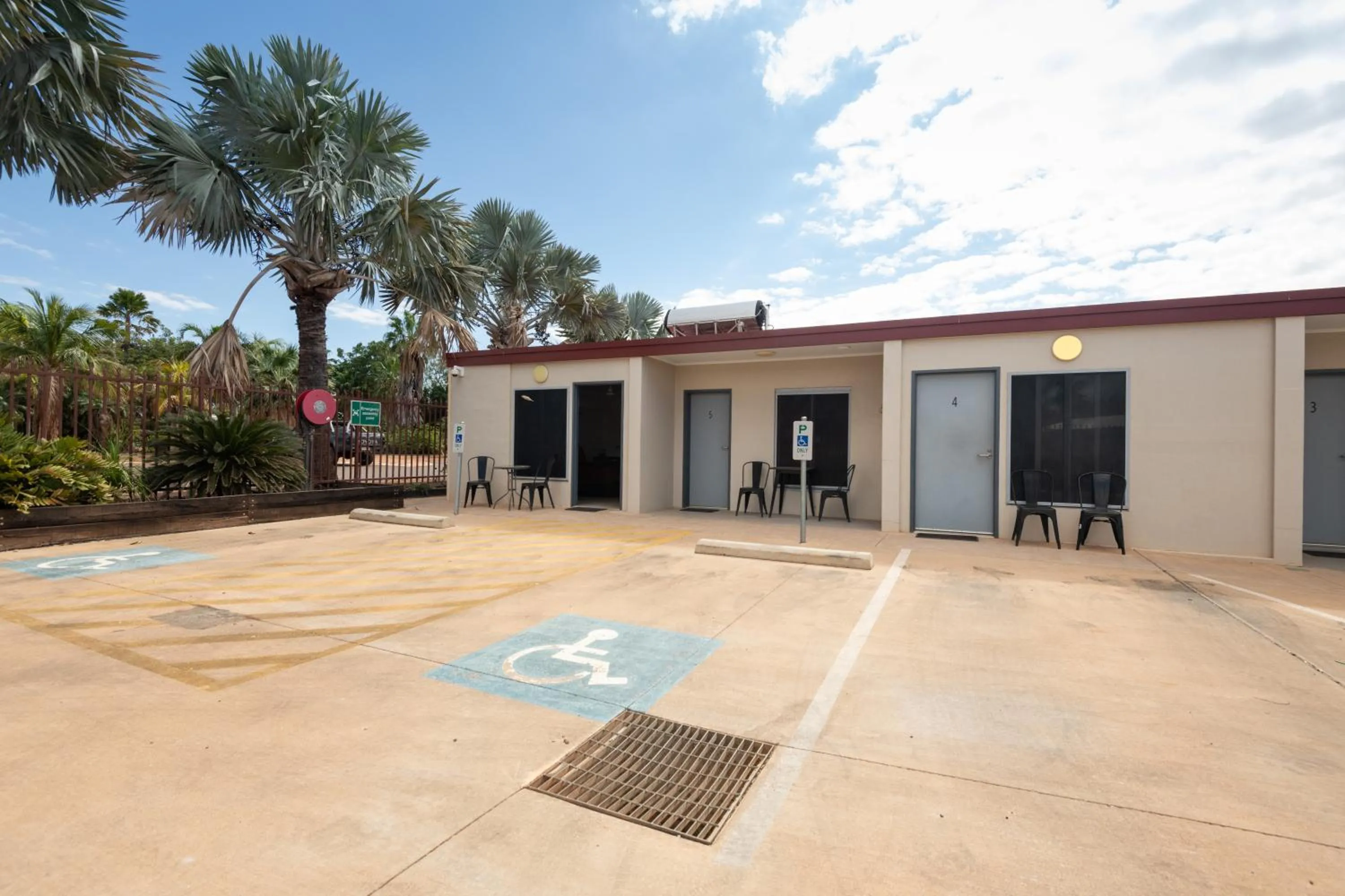 Property building in Safari Lodge Motel