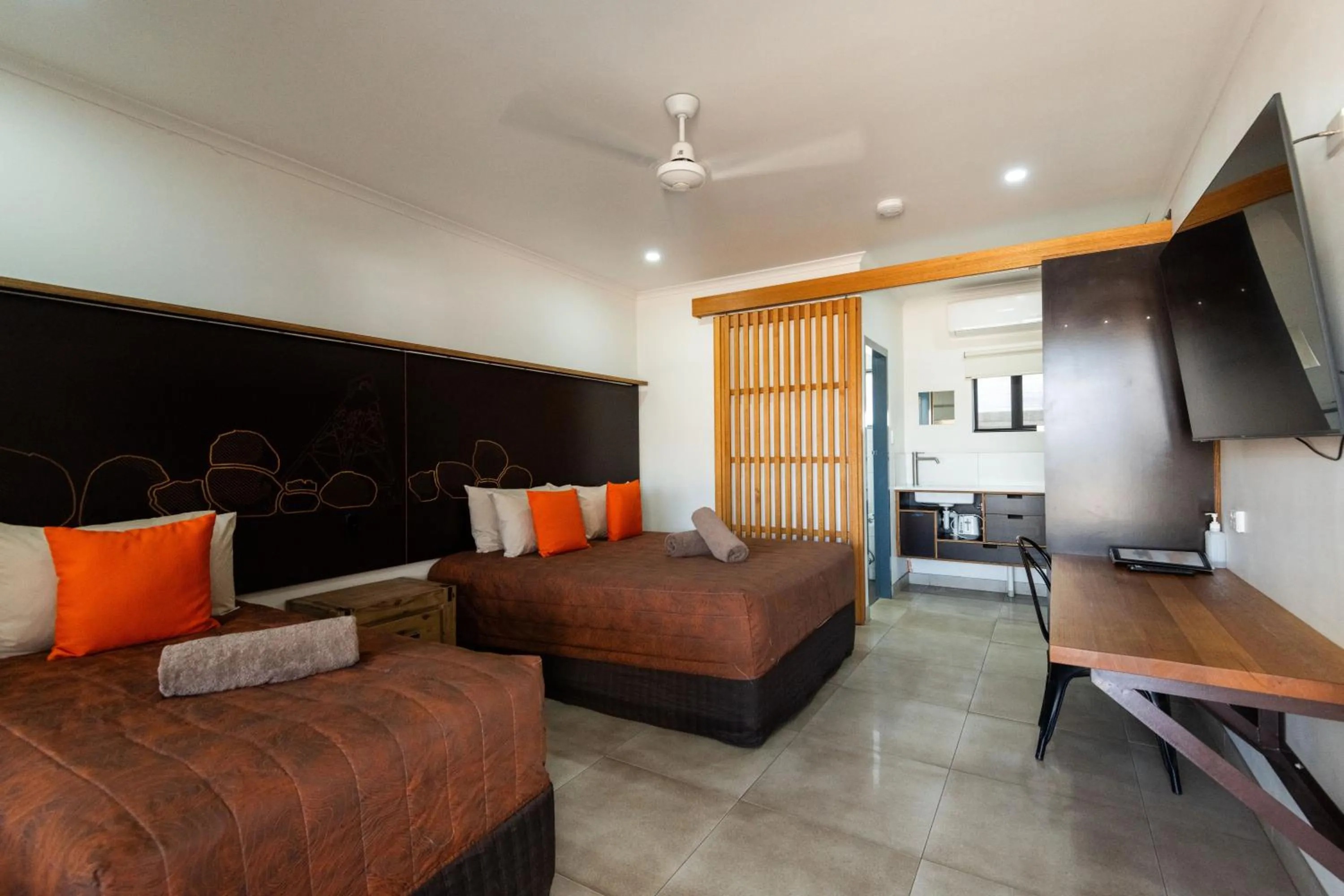 View (from property/room), Bed in Safari Lodge Motel