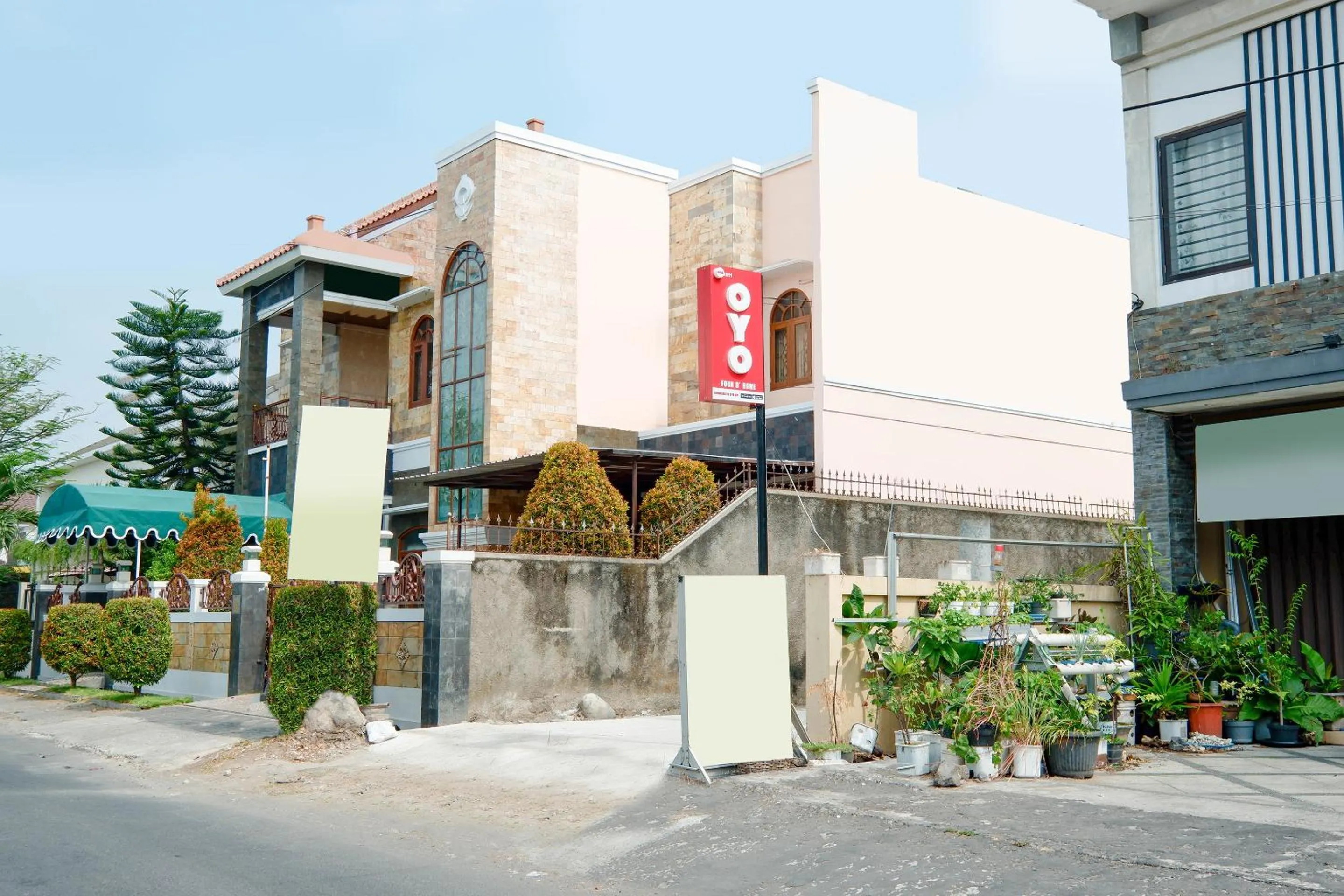 Facade/entrance, Property Building in Four D'home