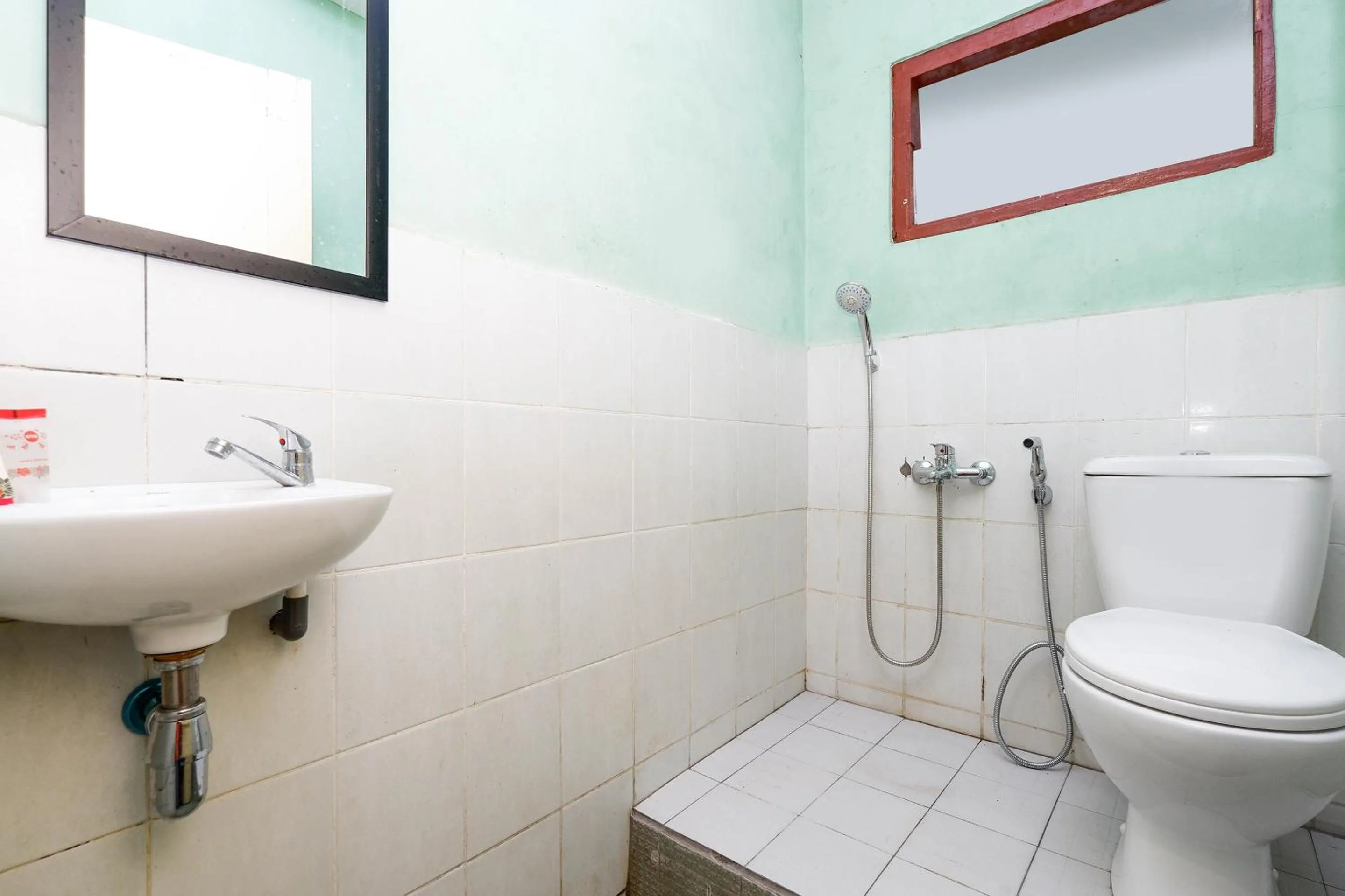 Bathroom in SUPER OYO Capital O 1808 New Bandungan Indah