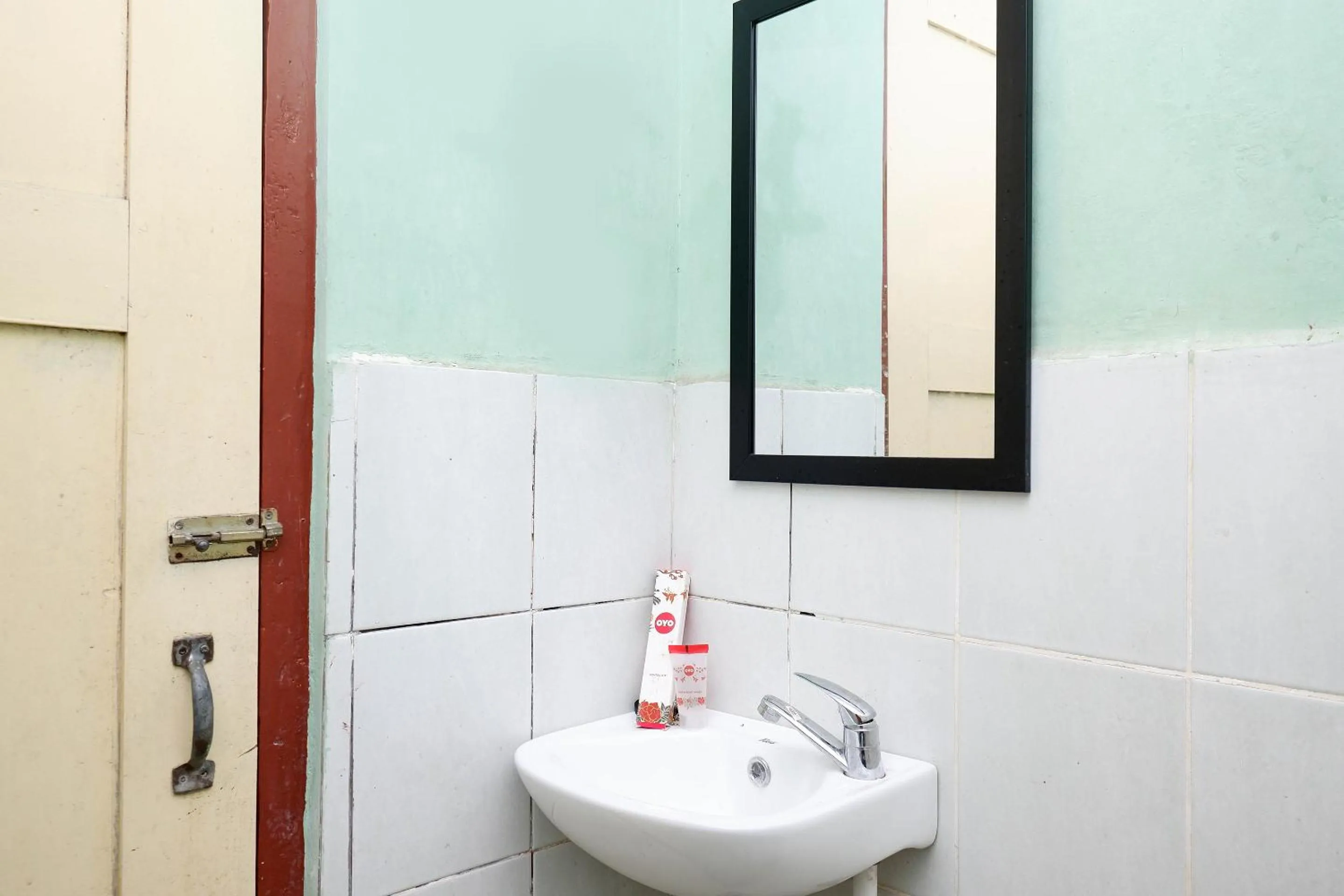 Bathroom in SUPER OYO Capital O 1808 New Bandungan Indah