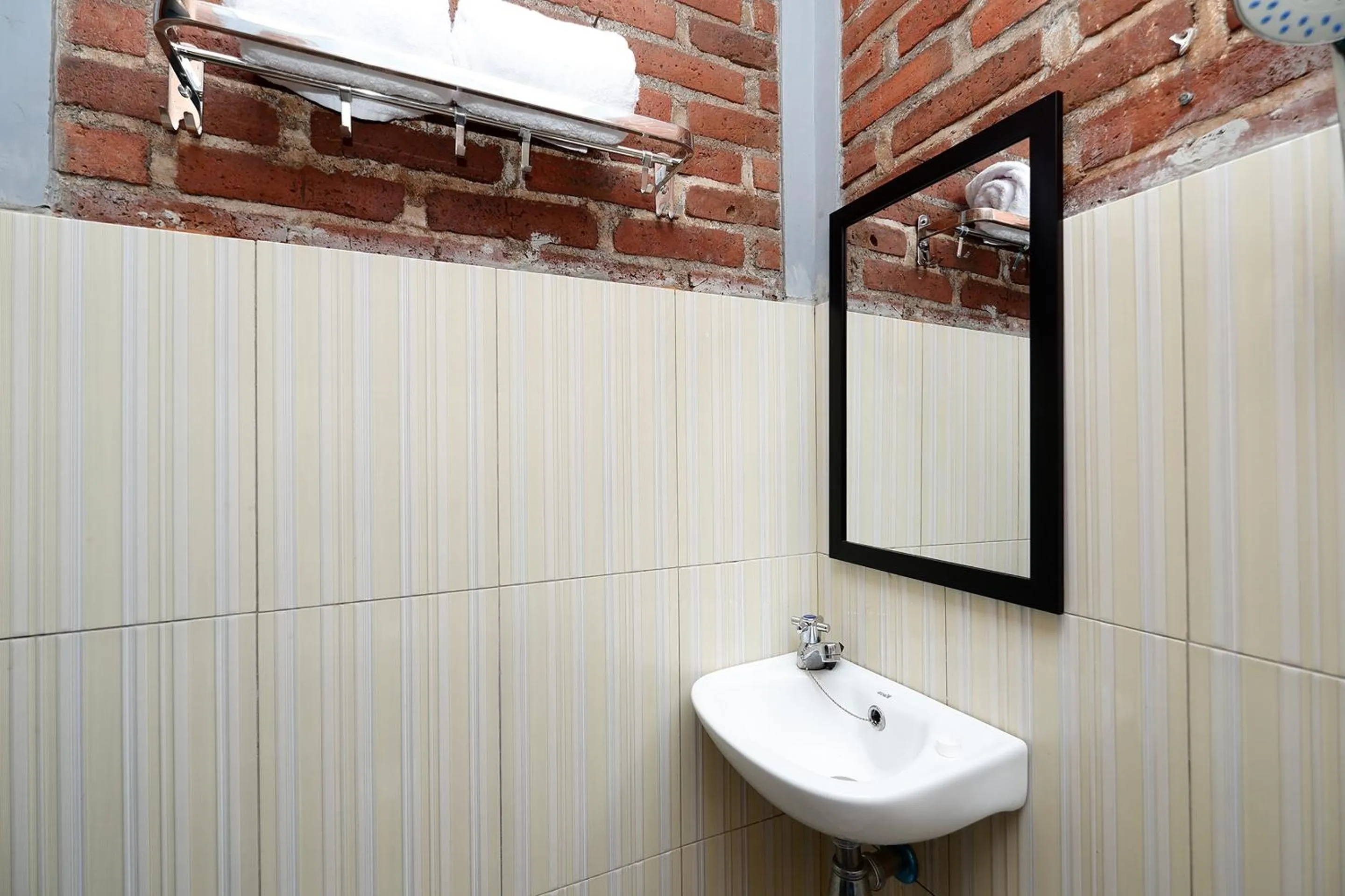 Bathroom in SUPER OYO Capital O 1808 New Bandungan Indah