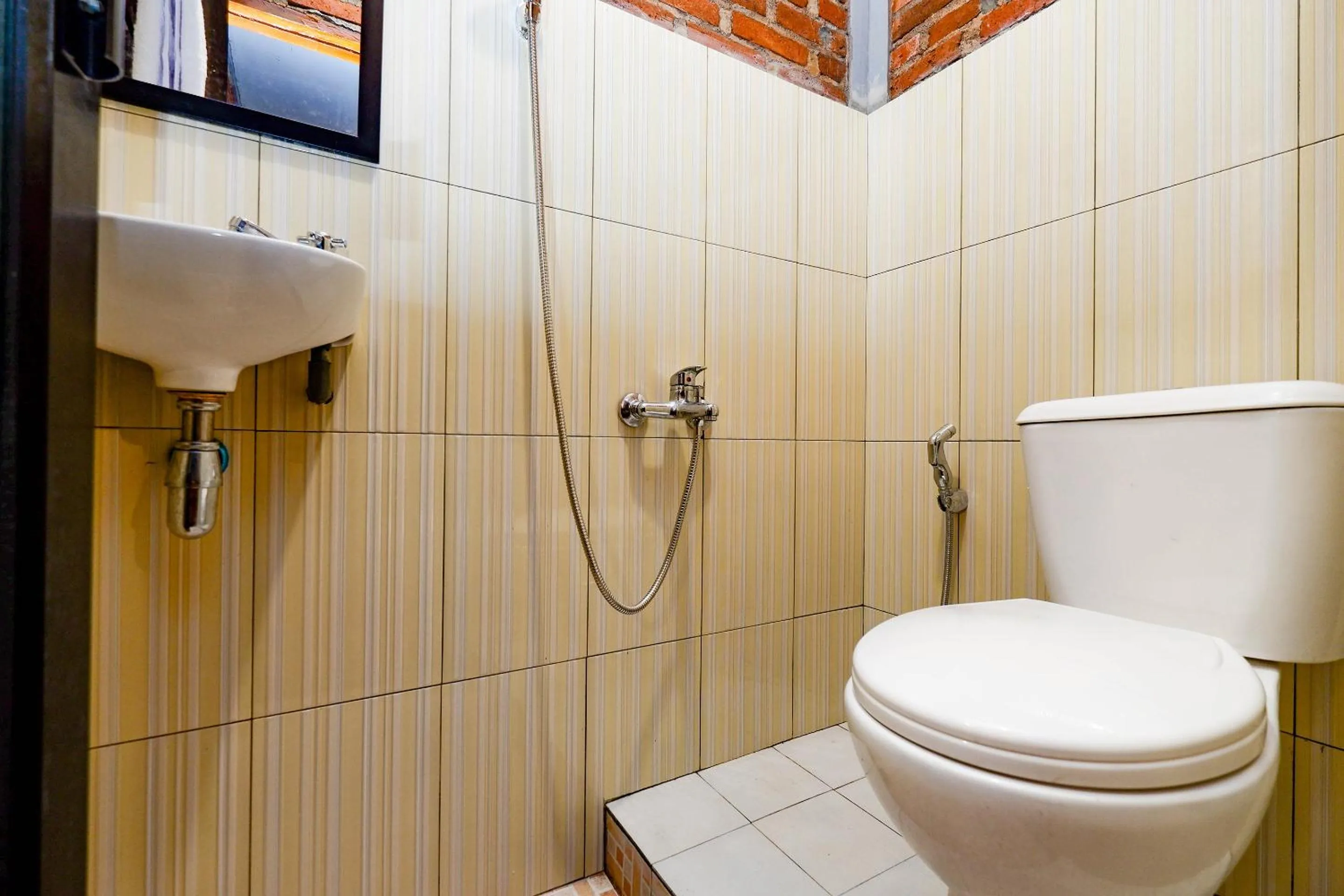 Bathroom in SUPER OYO Capital O 1808 New Bandungan Indah