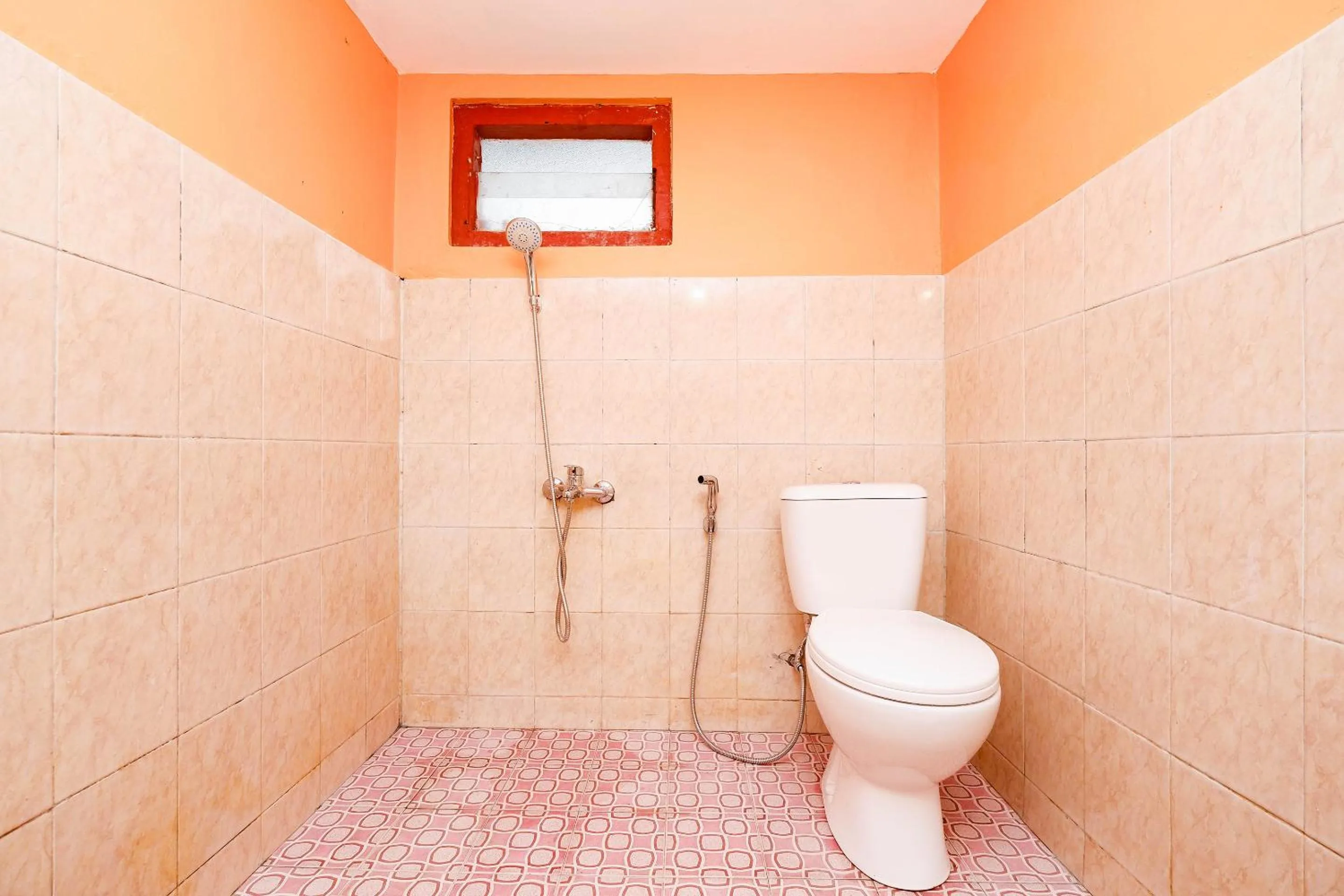 Bathroom in SUPER OYO Capital O 1808 New Bandungan Indah