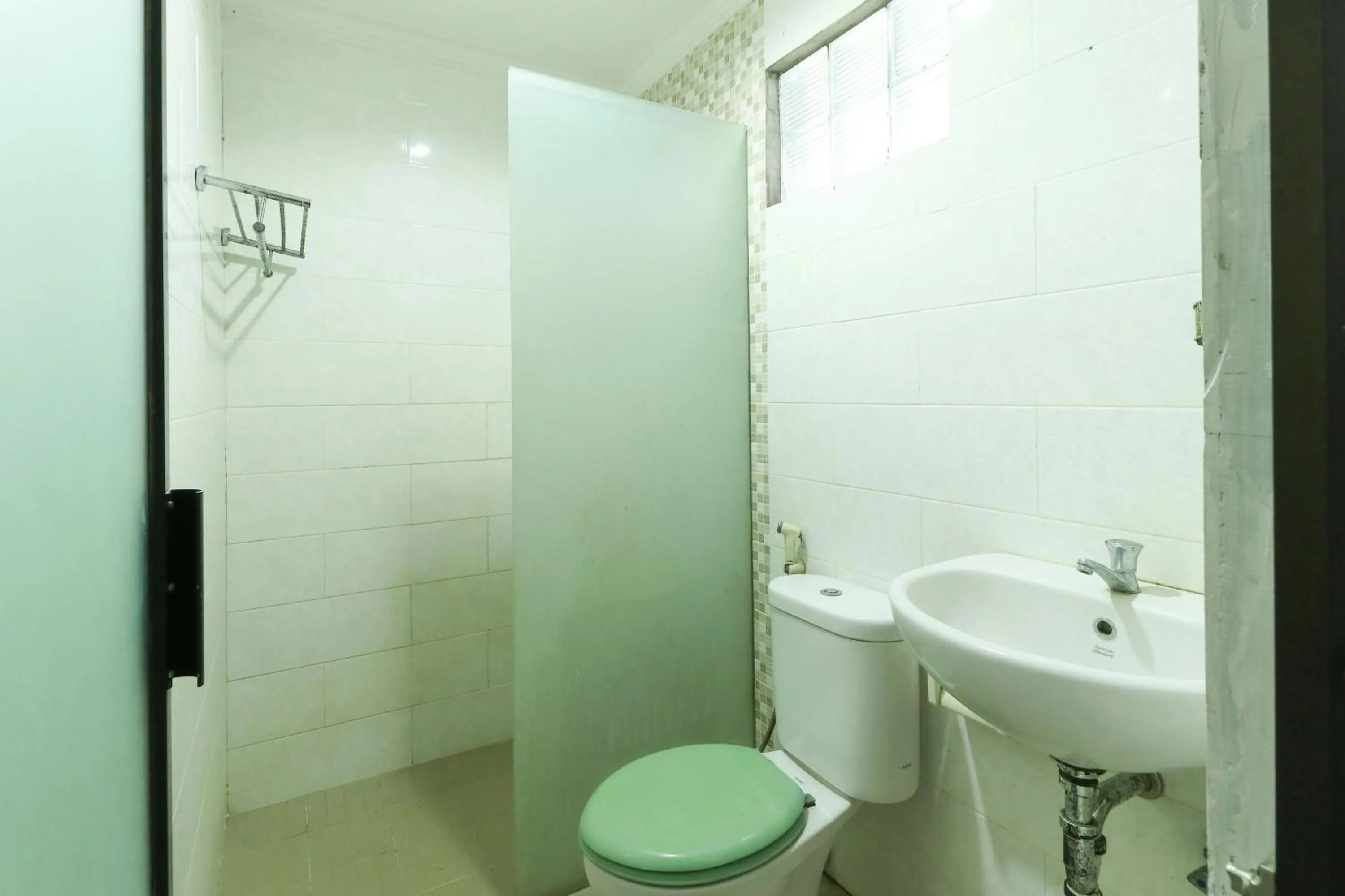 Shower in The Legian Mas Beach Inn