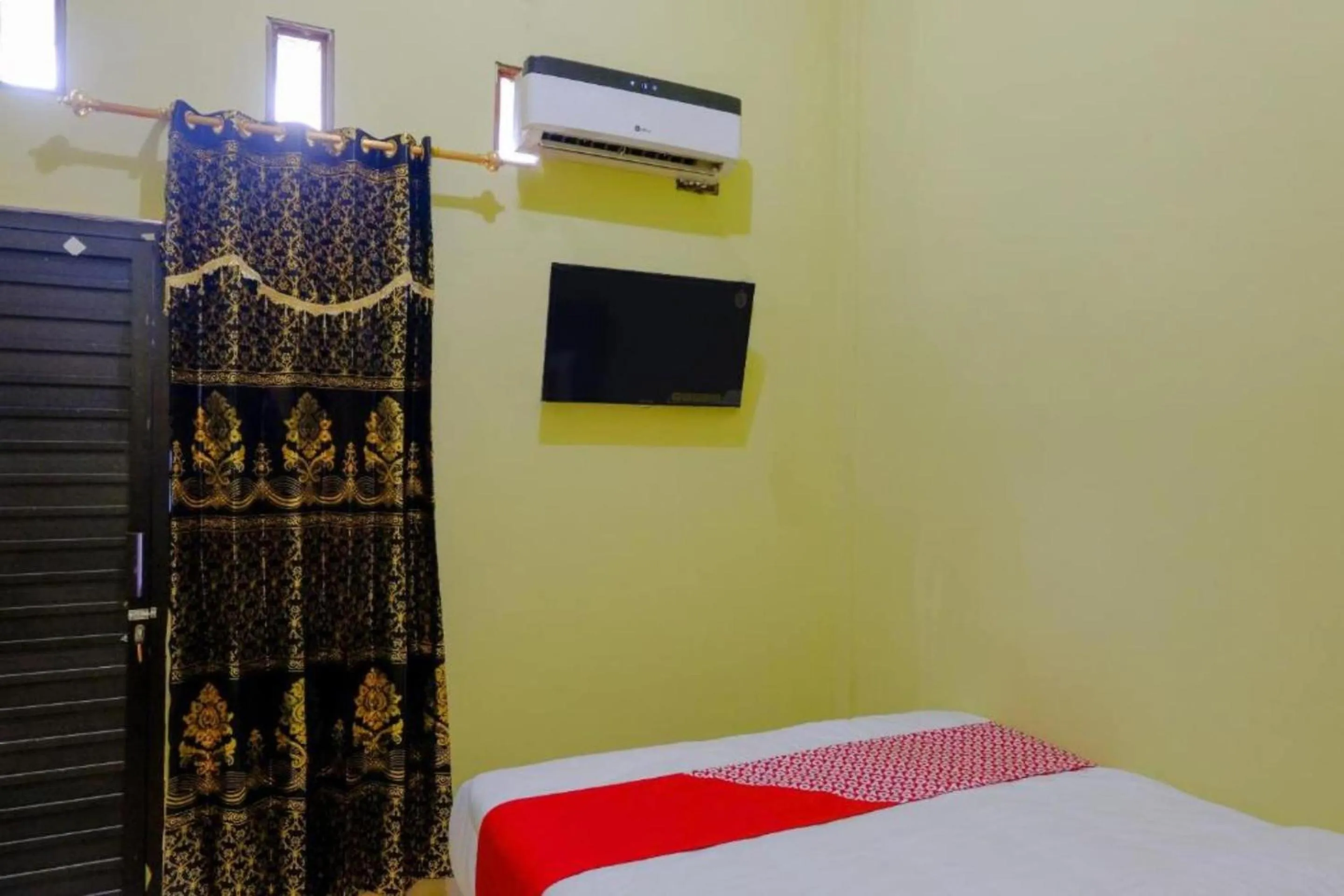 Bedroom, Bed in OYO 1784 Hj. Aniek Residence