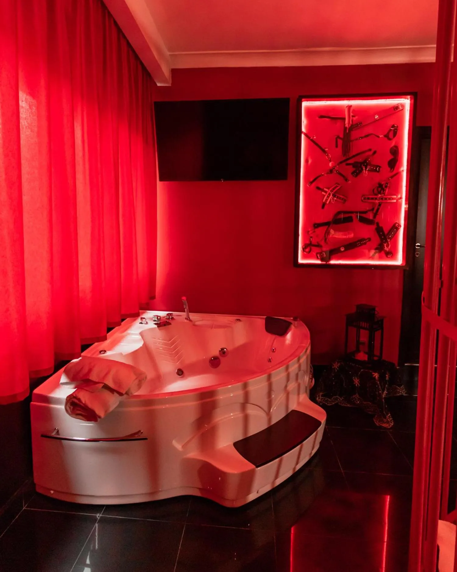 Hot Tub, Bed in Meeting Hotel