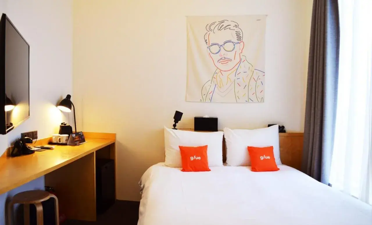 Bed in Glue Hotel Bed in Glue Hotel