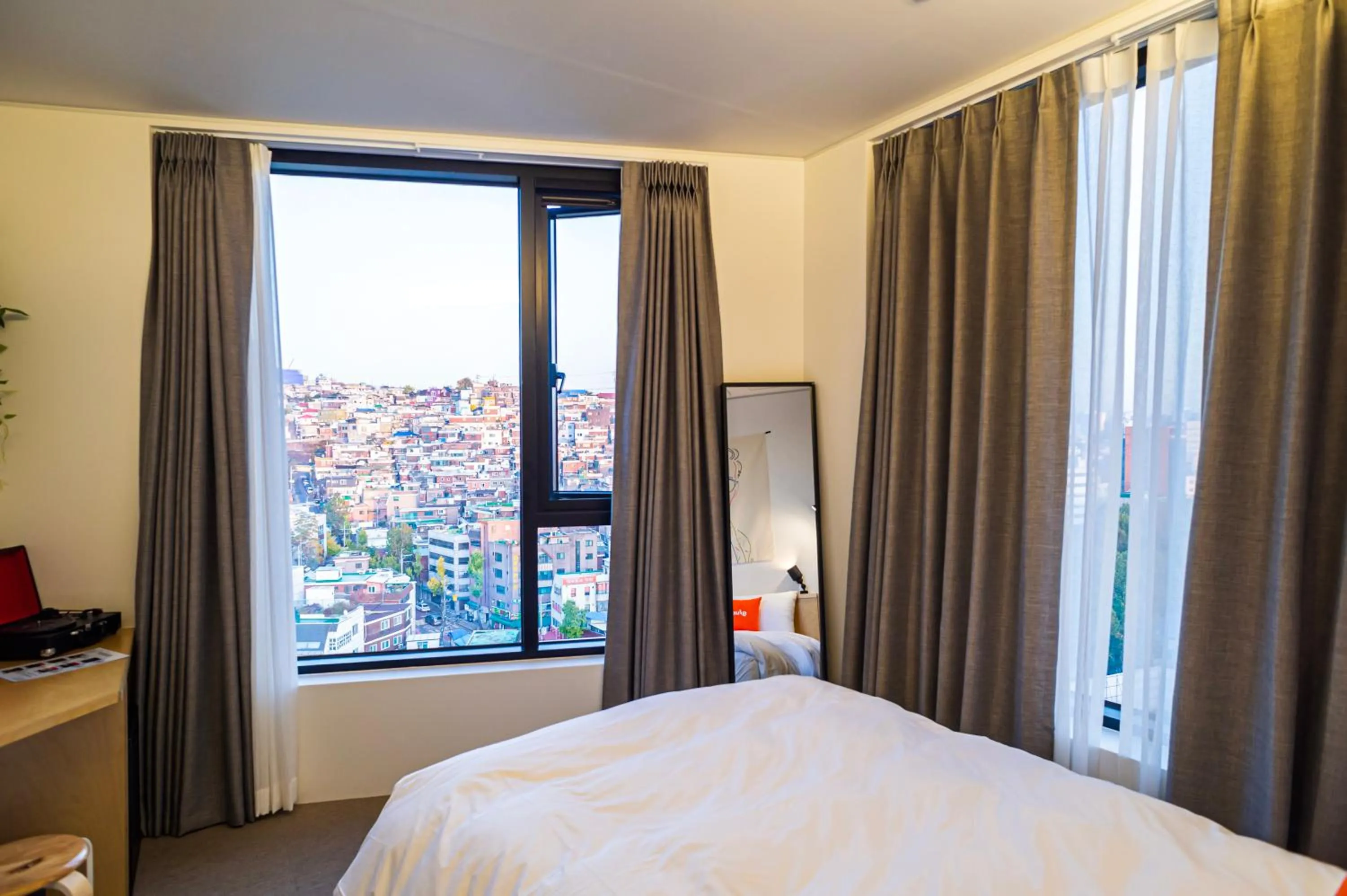 Photo of the whole room, Bed in Glue Hotel