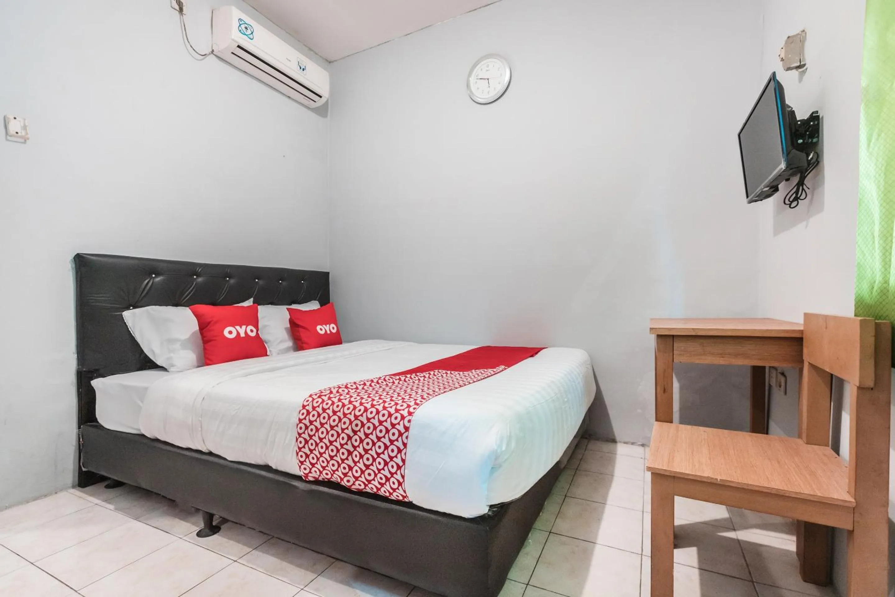 Bedroom, Bed in OYO Living 1756 Amira Guest House