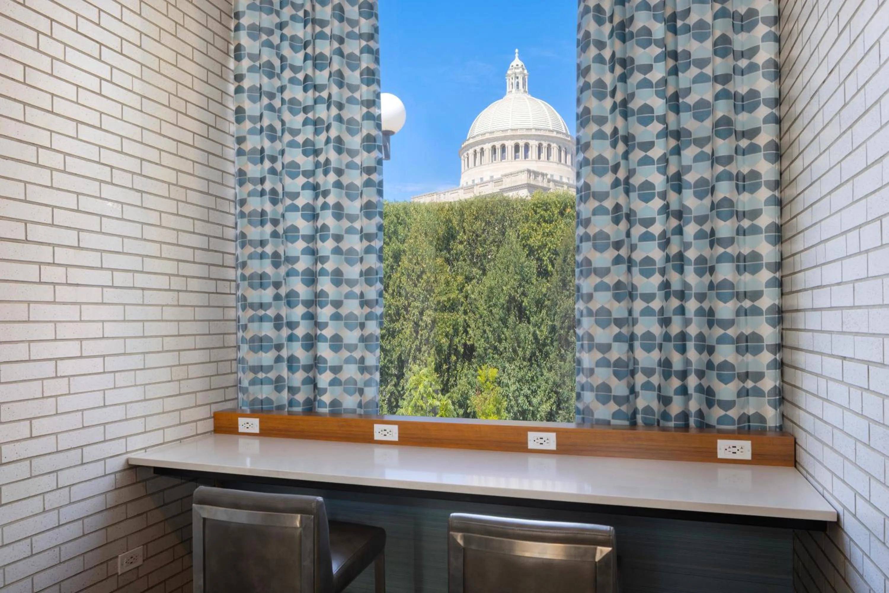 Business facilities in Midtown Hotel