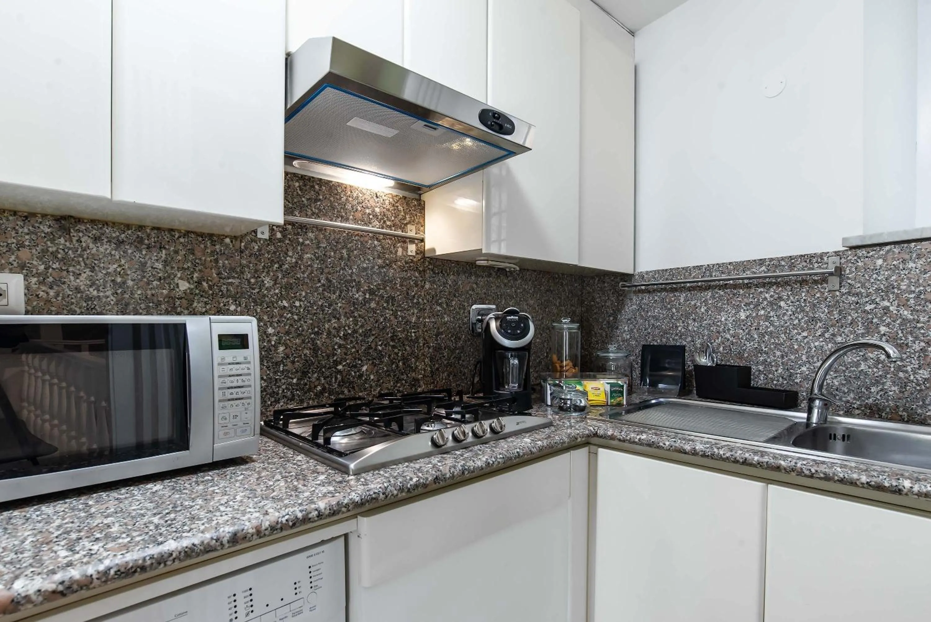 Kitchen or kitchenette in Black And White Suite