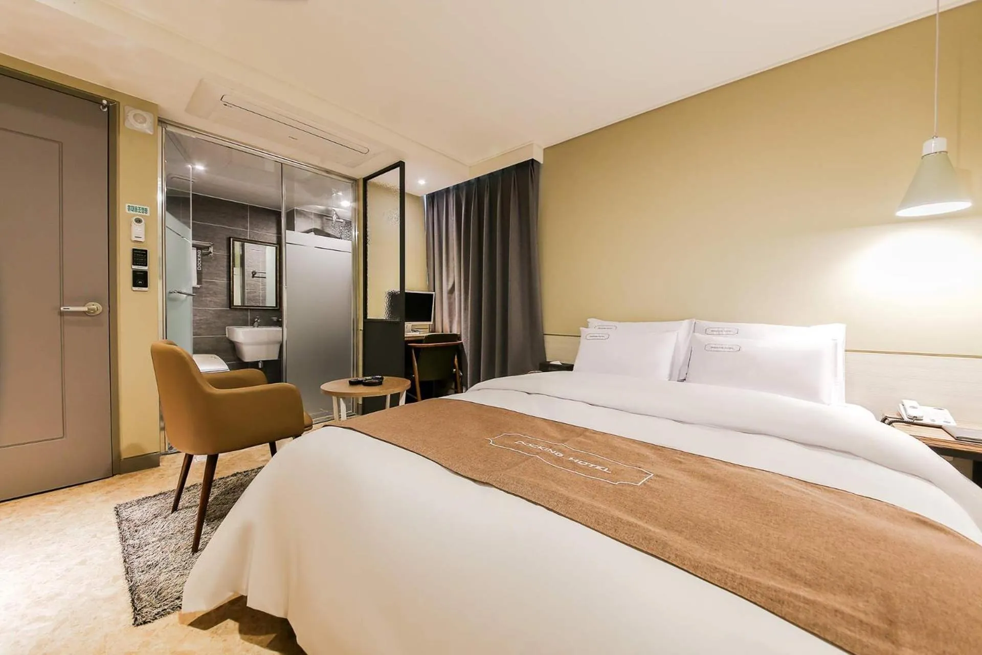 Bed in Docking Hotel