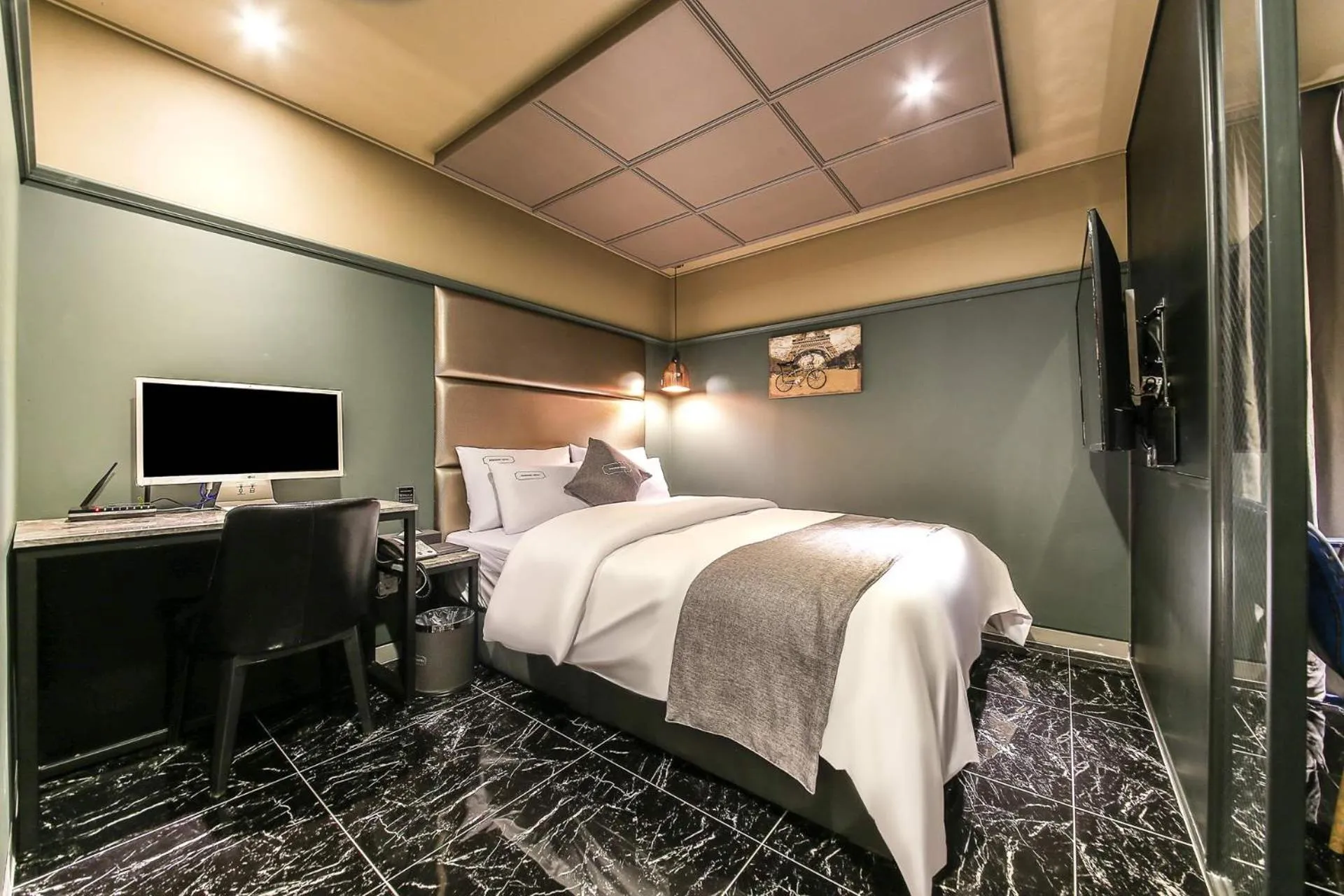 Bed in Docking Hotel