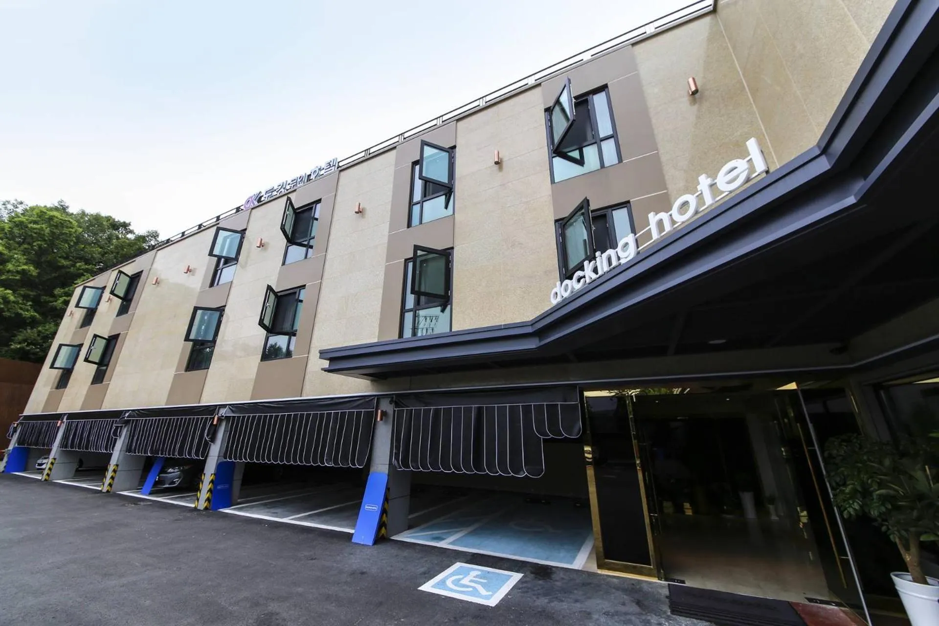 Property building in Docking Hotel