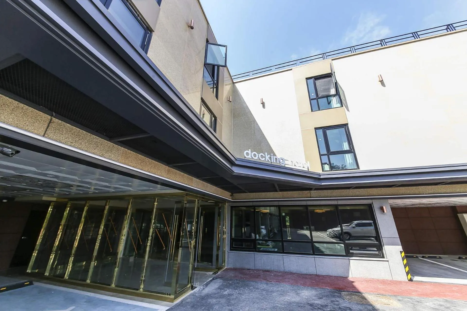 Property building in Docking Hotel