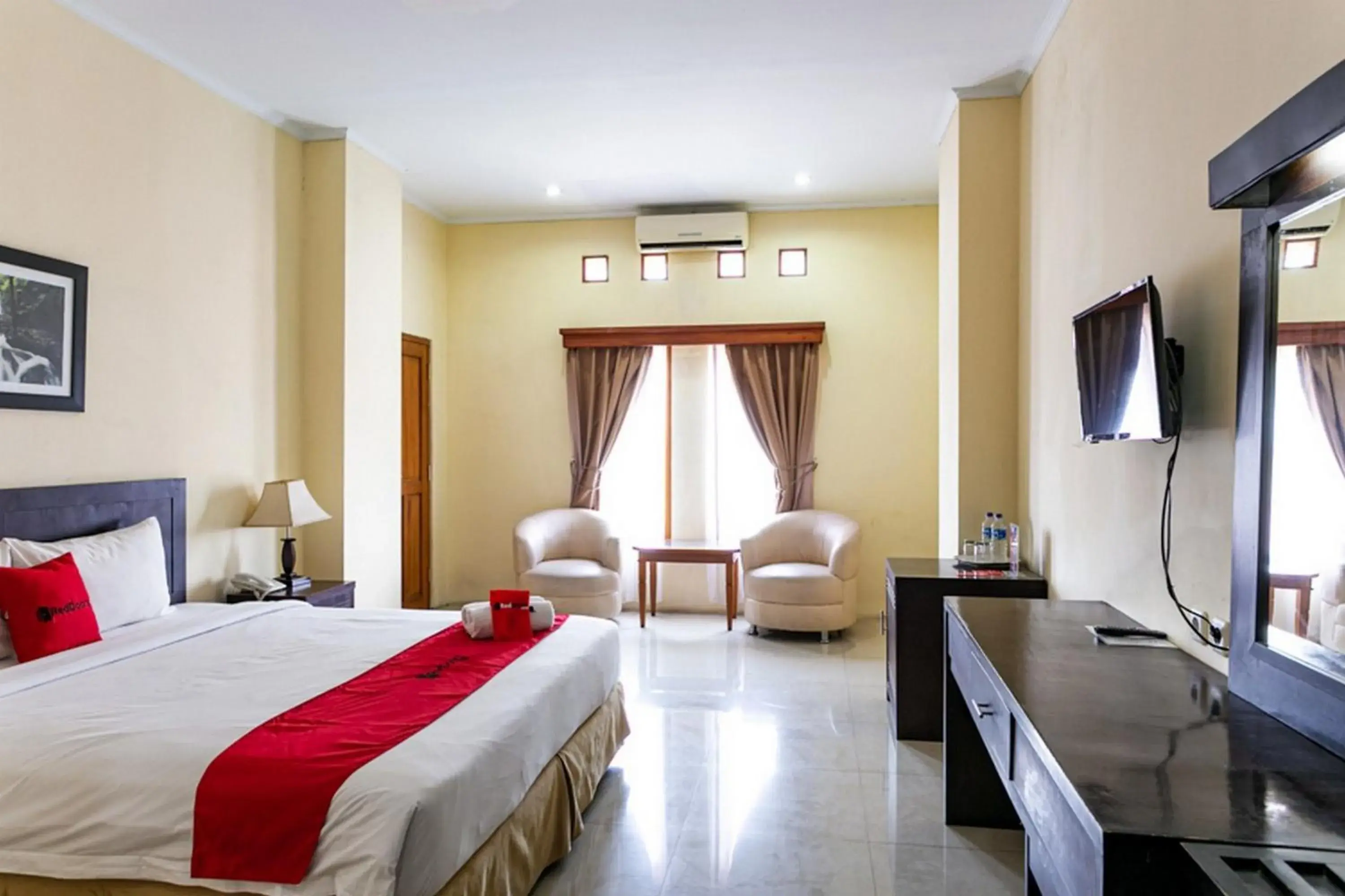 Bedroom, Bed in RedDoorz Plus near Alun Alun Karanganyar Bedroom, Bed in RedDoorz Plus near Alun Alun Karanganyar