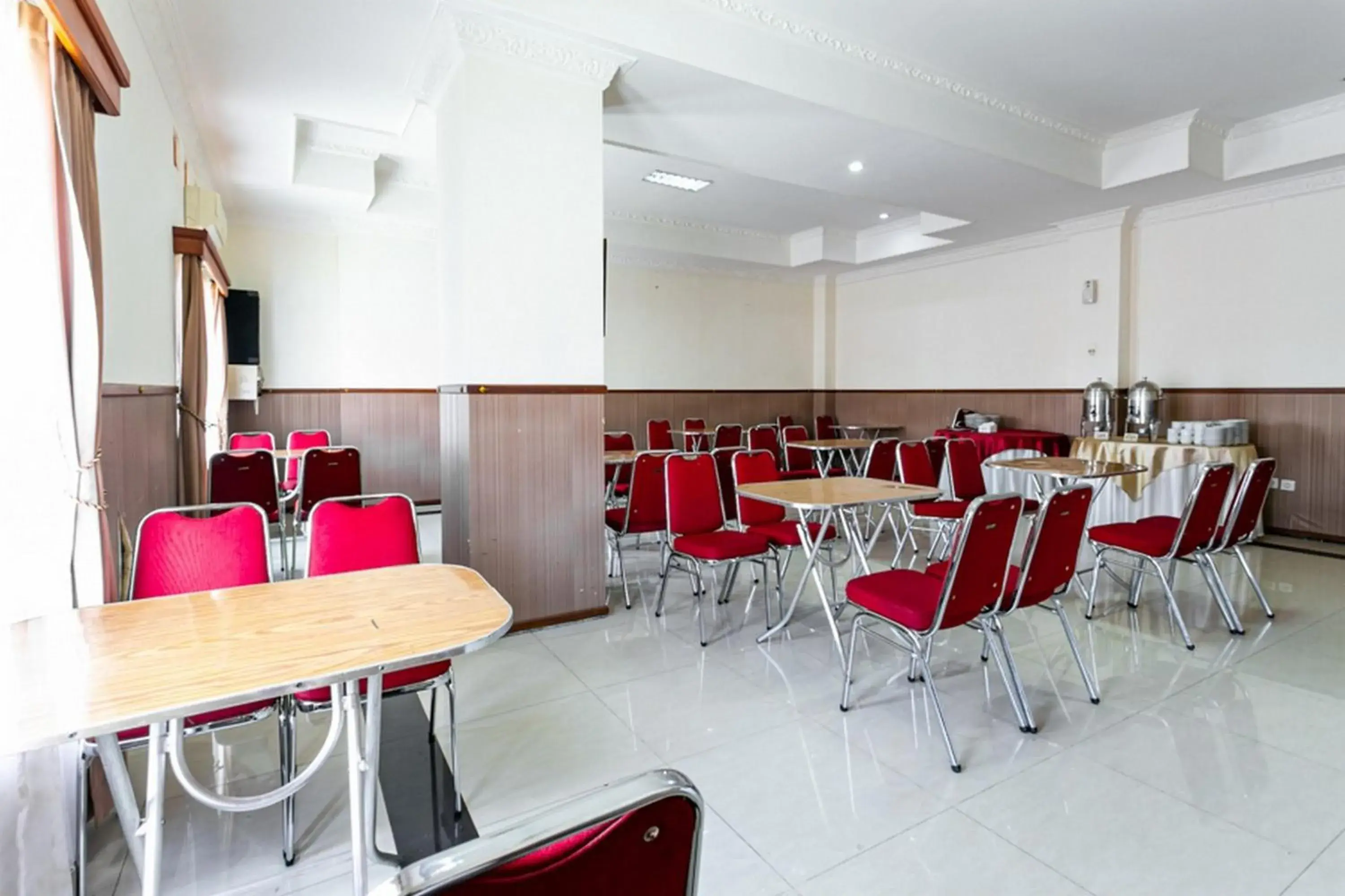 Restaurant/places to eat in RedDoorz Plus near Alun Alun Karanganyar Restaurant/places to eat in RedDoorz Plus near Alun Alun Karanganyar