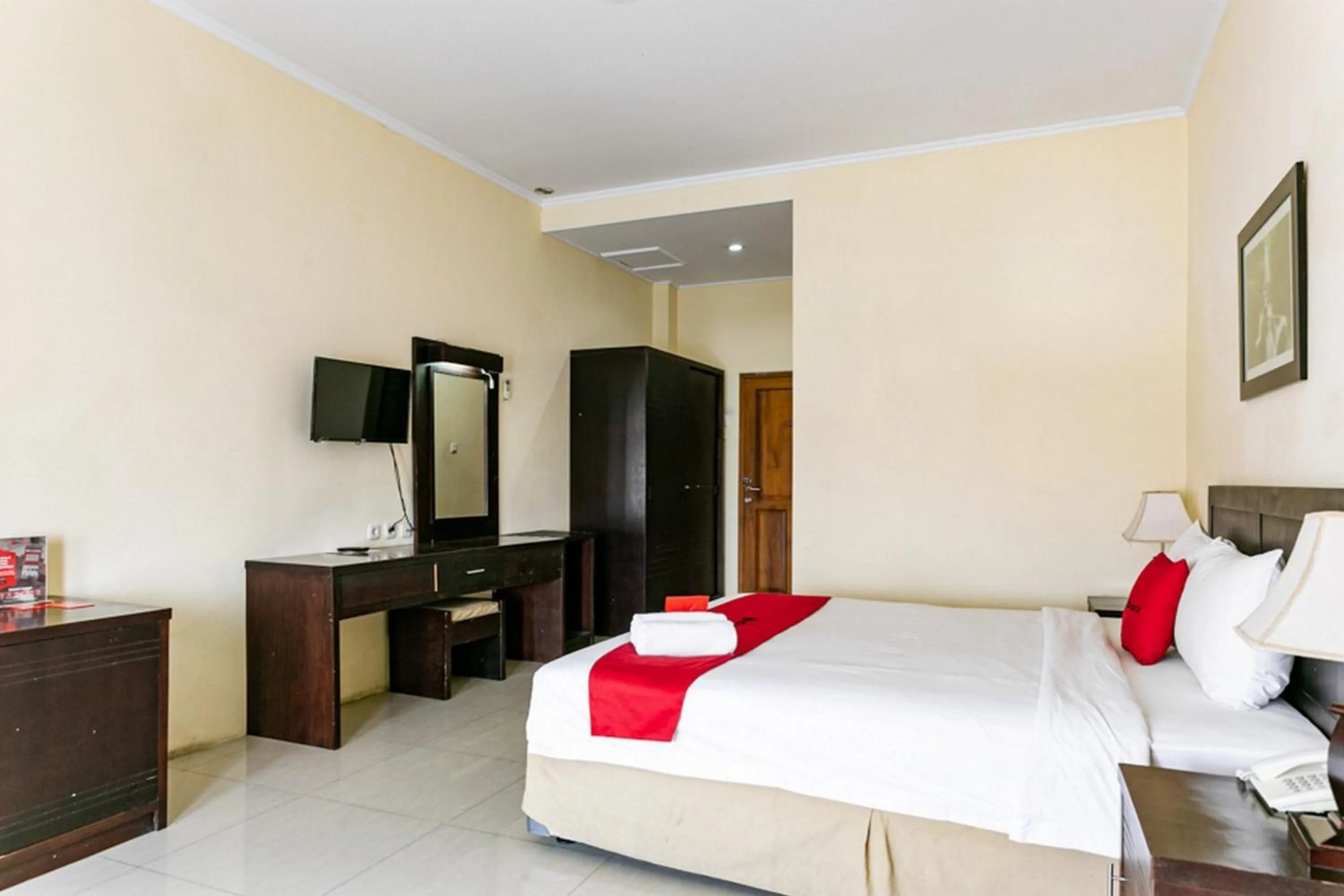 Bedroom, Bed in RedDoorz Plus near Alun Alun Karanganyar