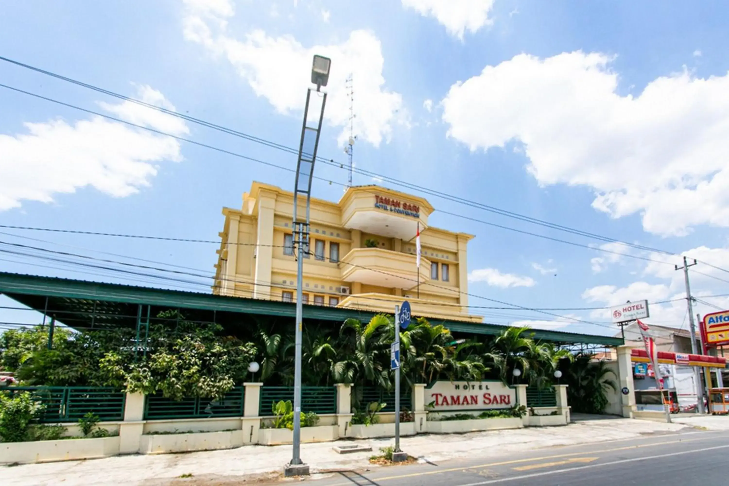 Property building in RedDoorz Plus near Alun Alun Karanganyar Property building in RedDoorz Plus near Alun Alun Karanganyar