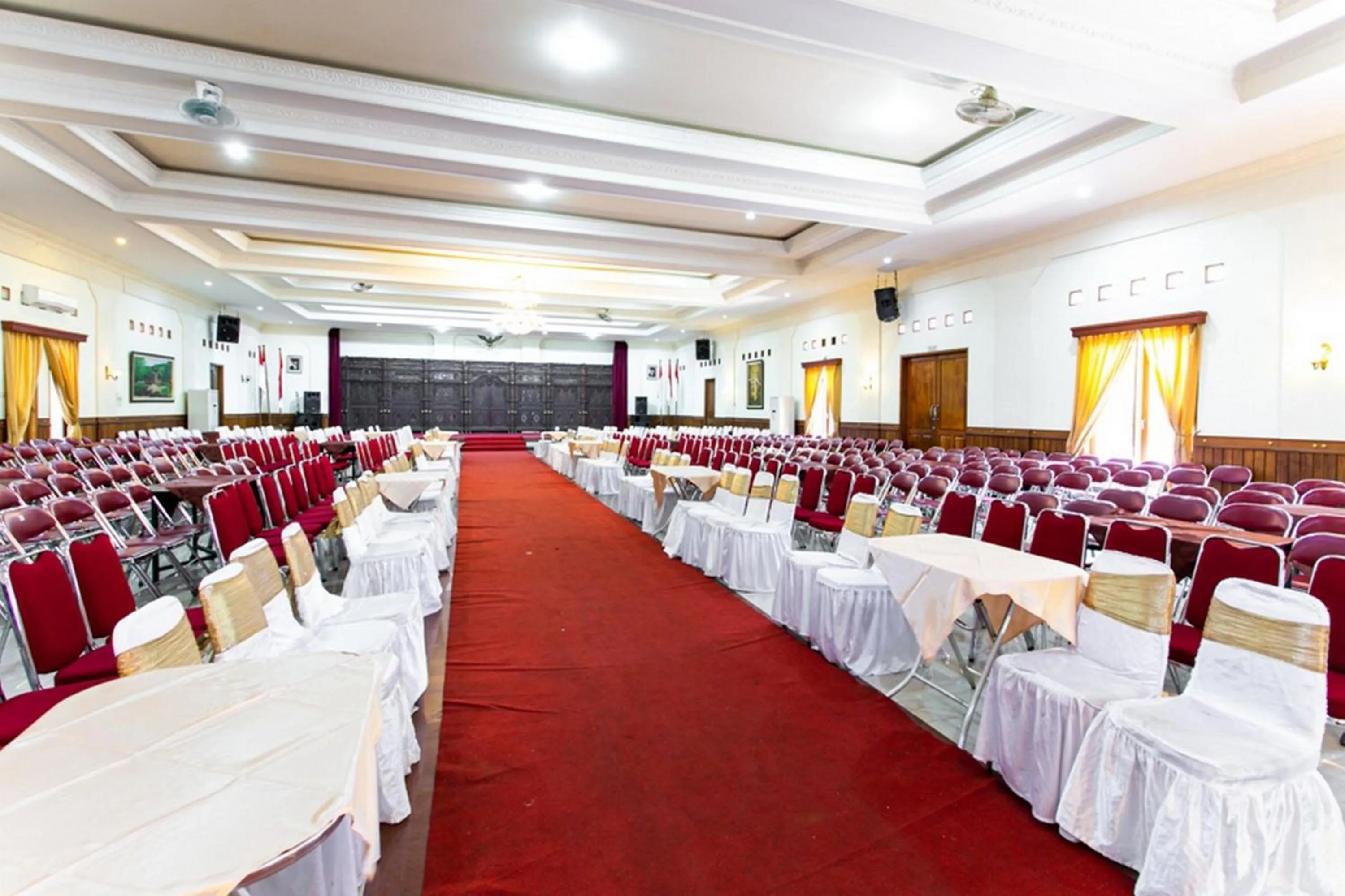 Meeting/conference room in RedDoorz Plus near Alun Alun Karanganyar