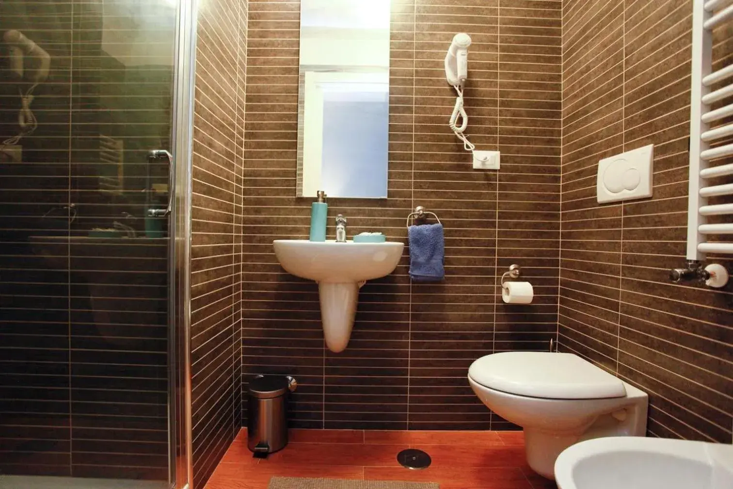 Shower in Clemy In Rome Shower in Clemy In Rome