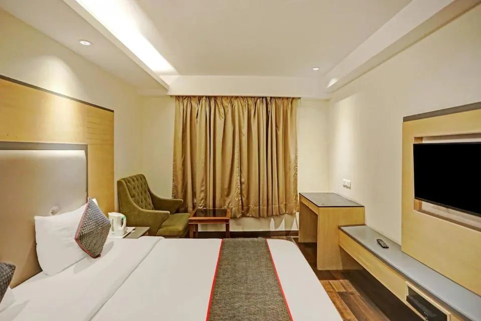 Living room, Bed in Hotel Superb 5 Mins Walk From New Delhi Station