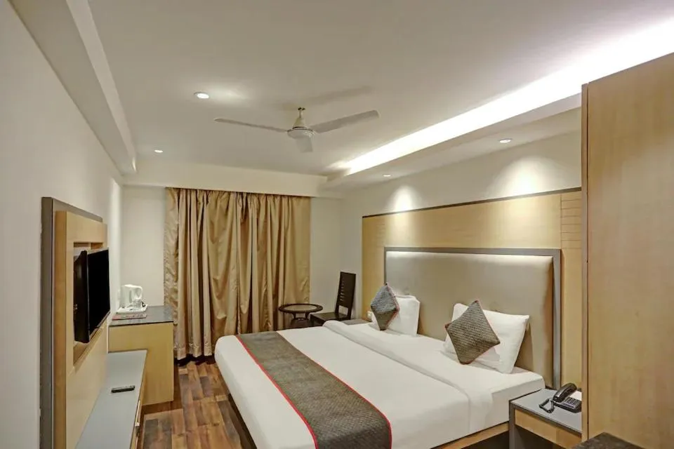 Photo of the whole room, Bed in Hotel Superb 5 Mins Walk From New Delhi Station