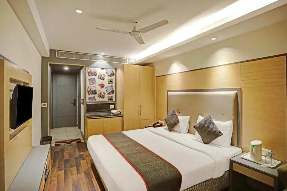 Photo of the whole room, Bed in Hotel Superb 5 Mins Walk From New Delhi Station