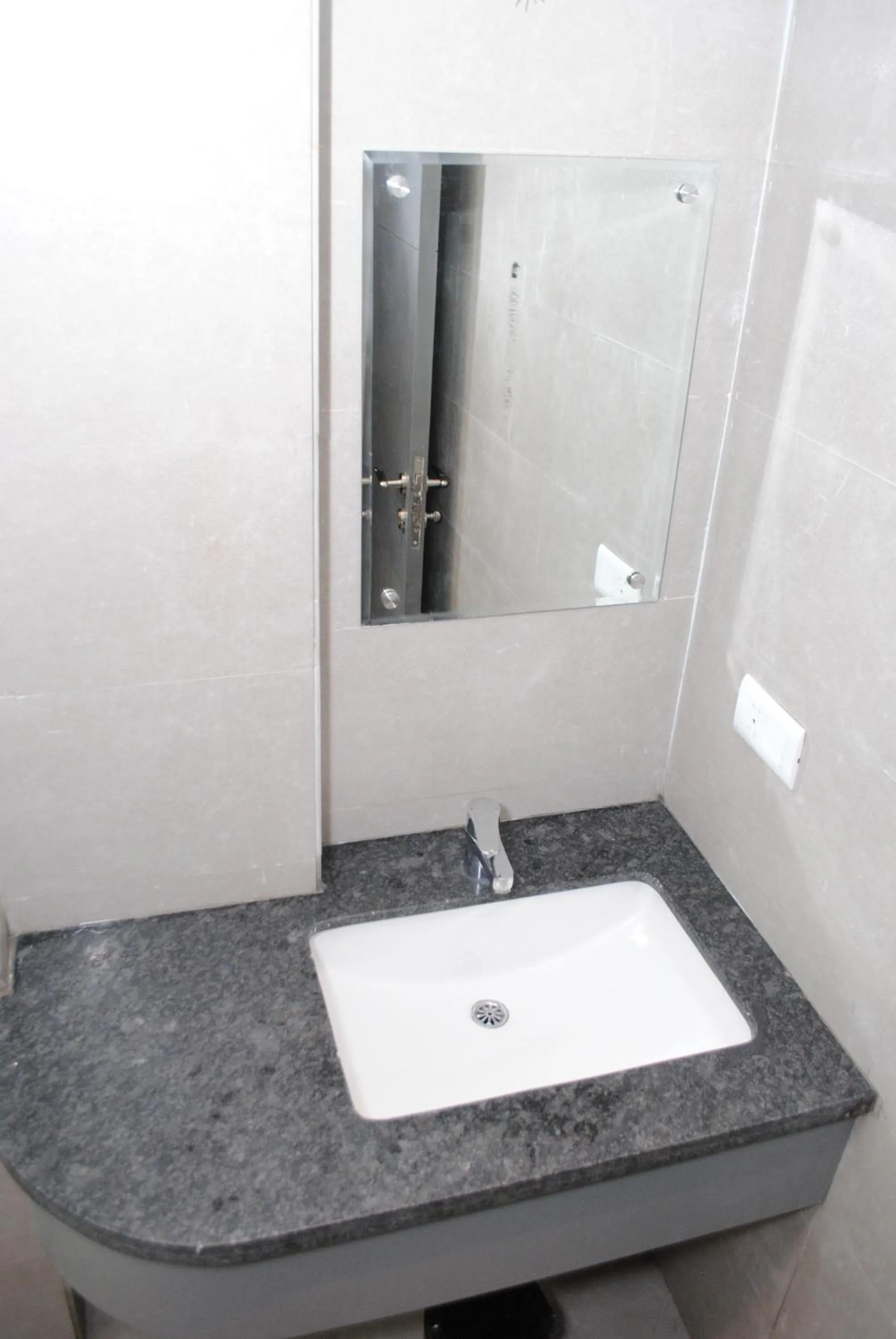 Bathroom in Hotel Superb 5 Mins Walk From New Delhi Station