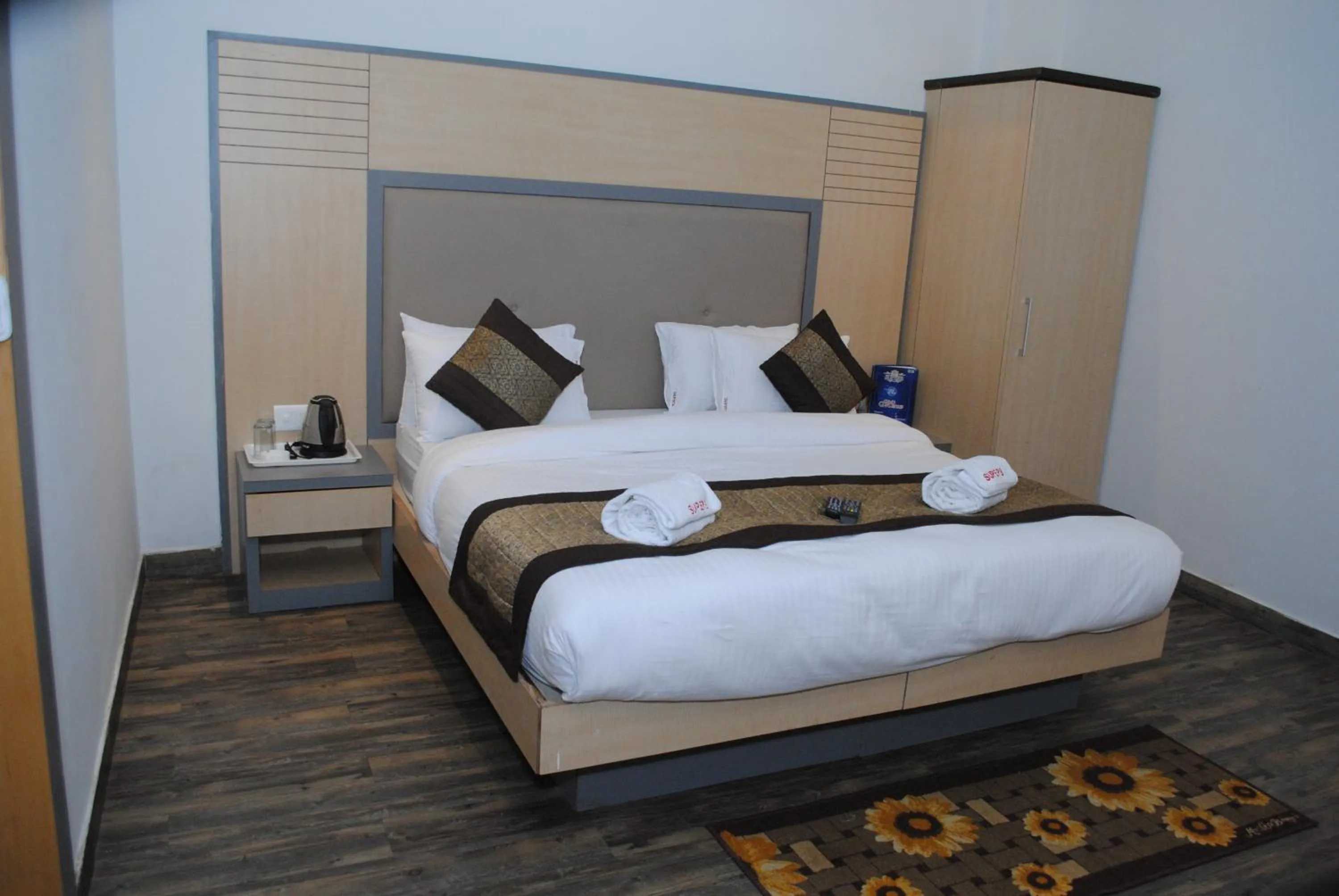 Bedroom, Bed in Hotel Superb 5 Mins Walk From New Delhi Station
