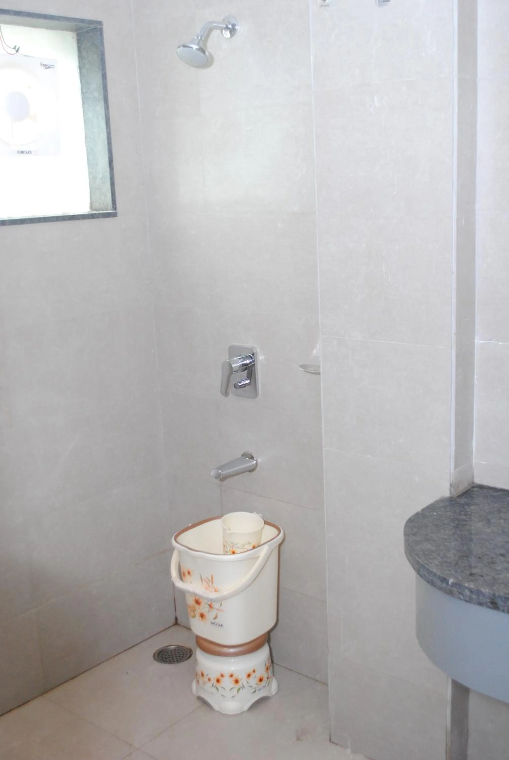Bathroom in Hotel Superb 5 Mins Walk From New Delhi Station