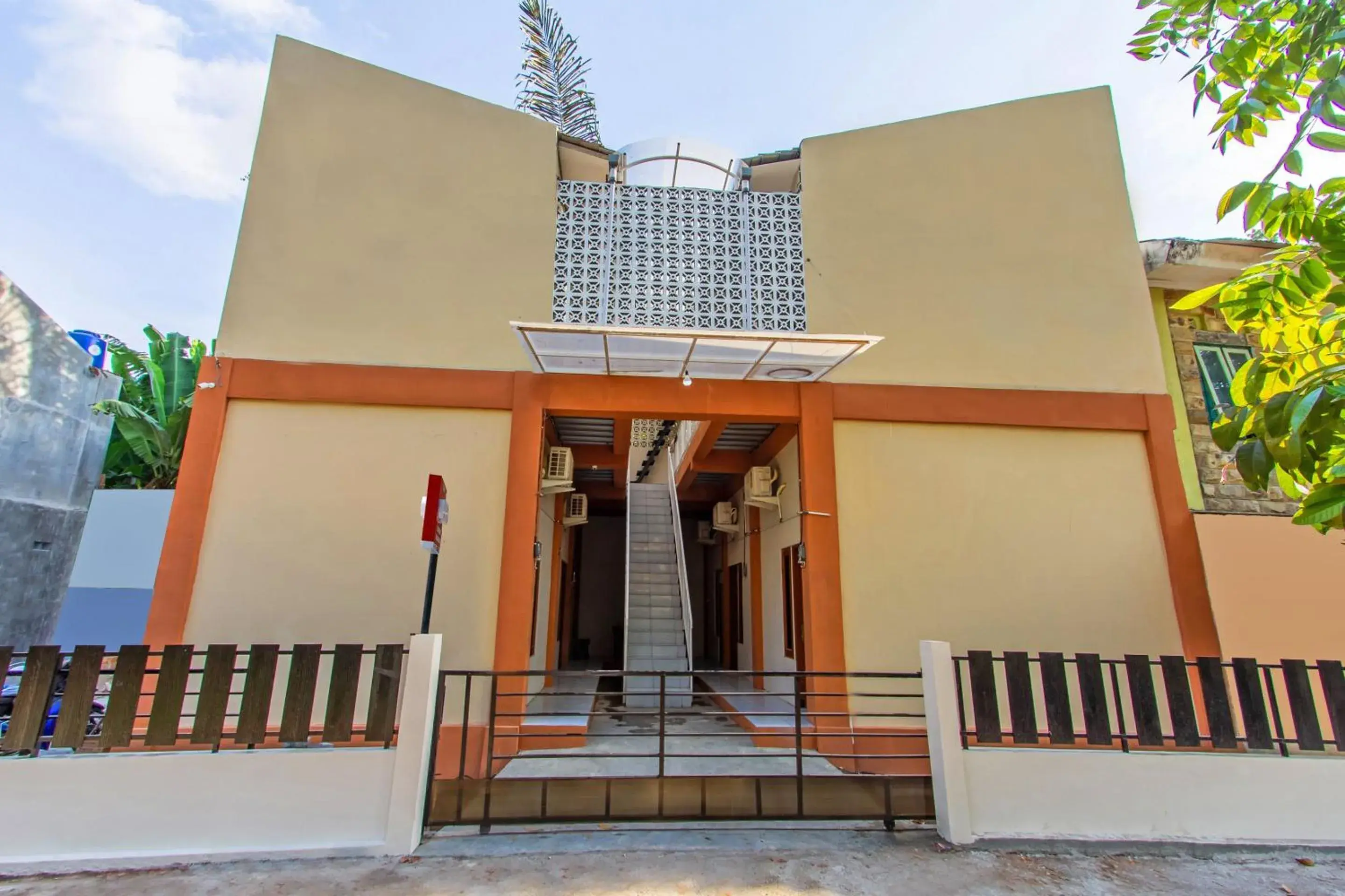 Facade/entrance in Hotel O Homestay Wak Gobenk Facade/entrance in Hotel O Homestay Wak Gobenk