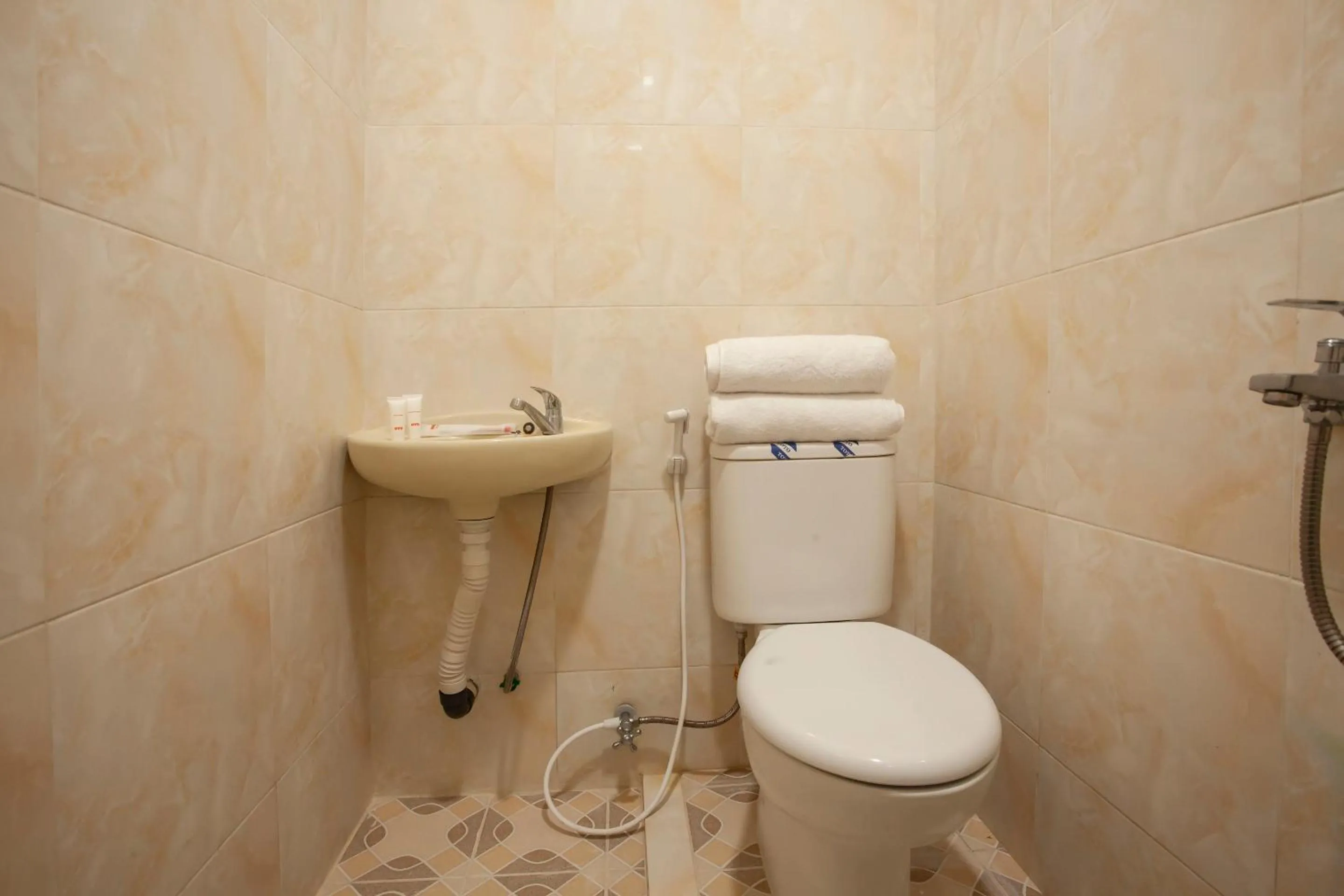 Bathroom in OYO 1764 Sopou Penginapan Rinal & Tuah