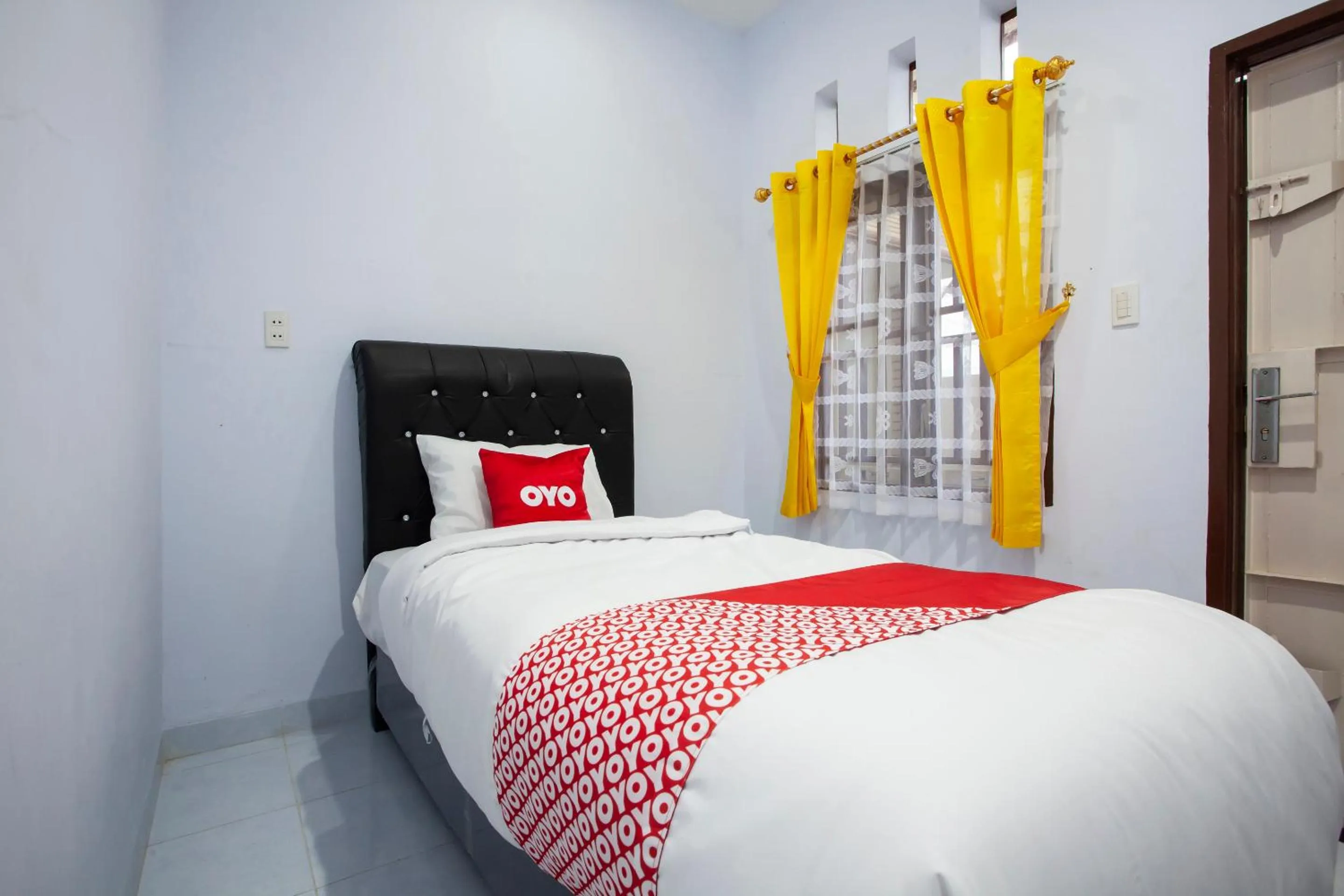 Bedroom in OYO 1764 Sopou Penginapan Rinal & Tuah
