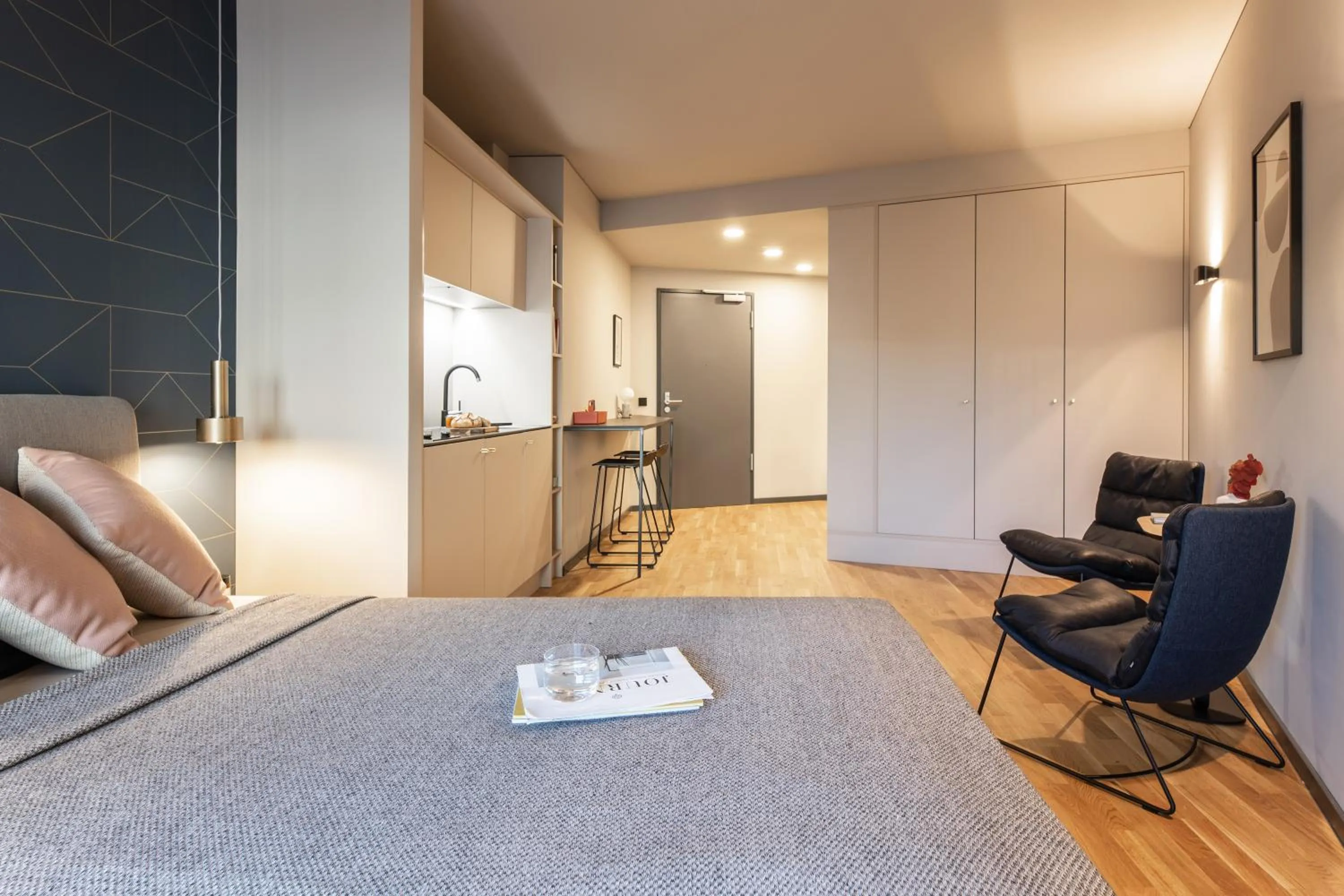 Photo of the whole room, Bed in ipartment Frankfurt Airport