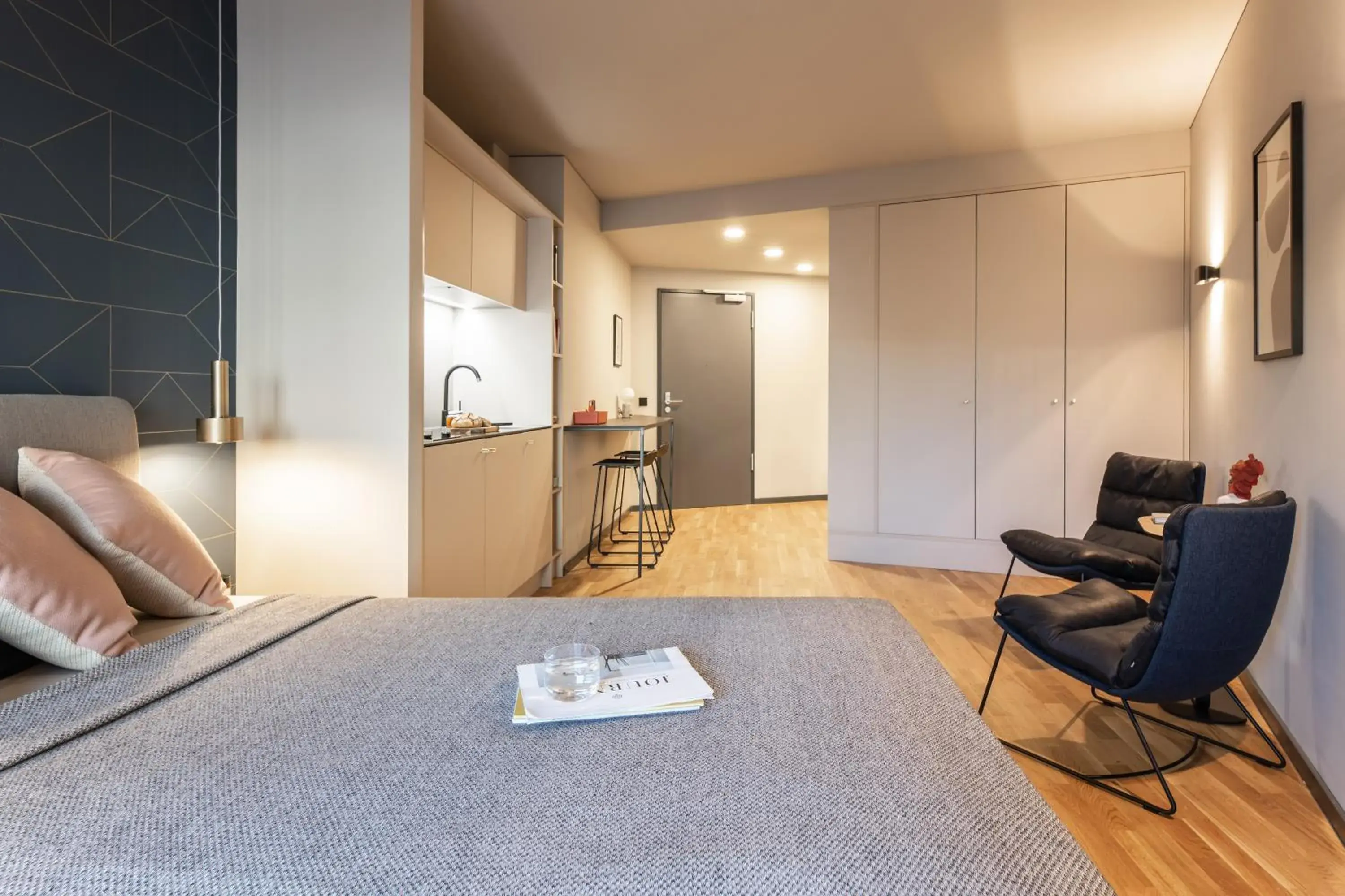 Photo of the whole room, Bed in ipartment Frankfurt Airport Photo of the whole room, Bed in ipartment Frankfurt Airport